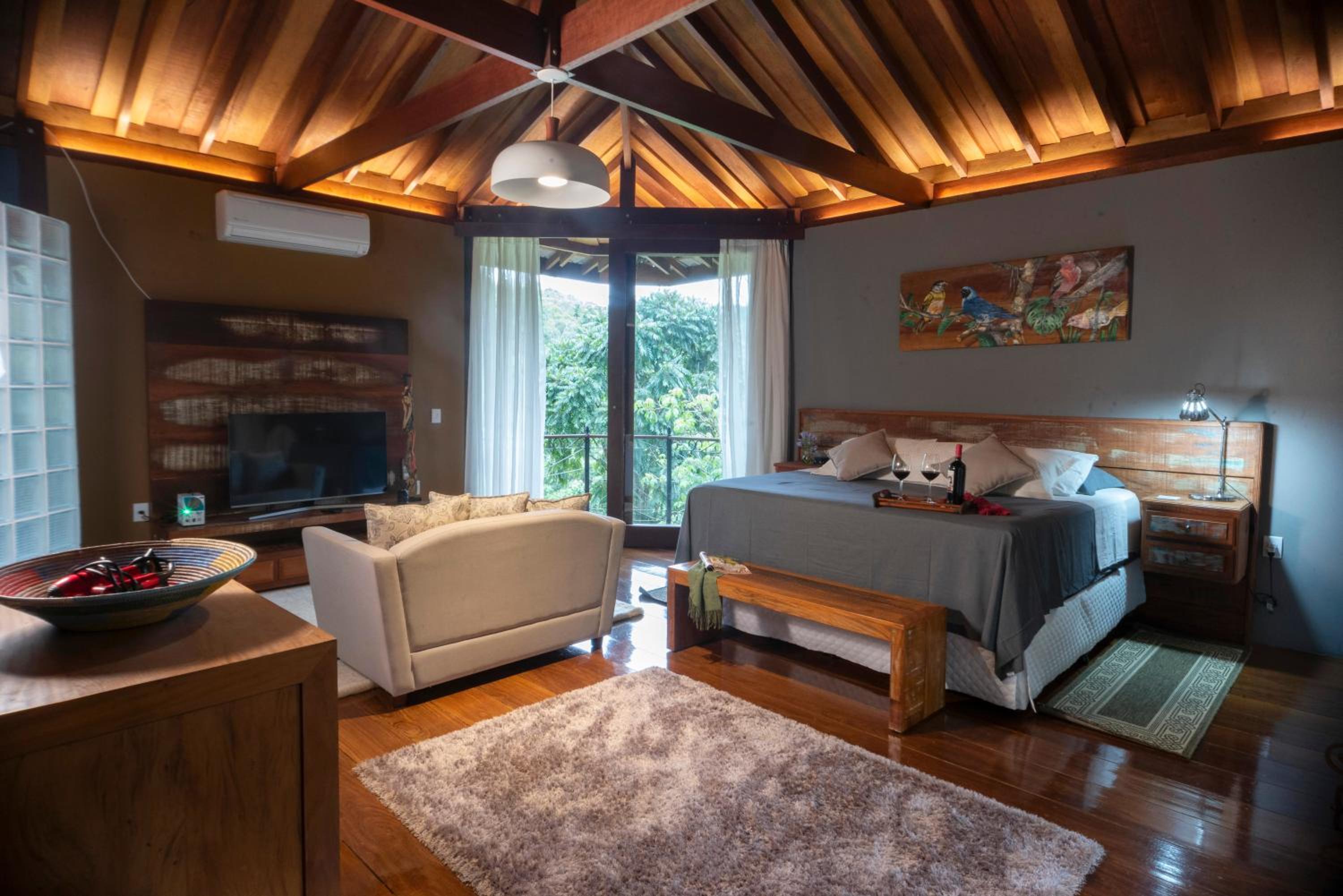 Deluxe King Suite photo 1