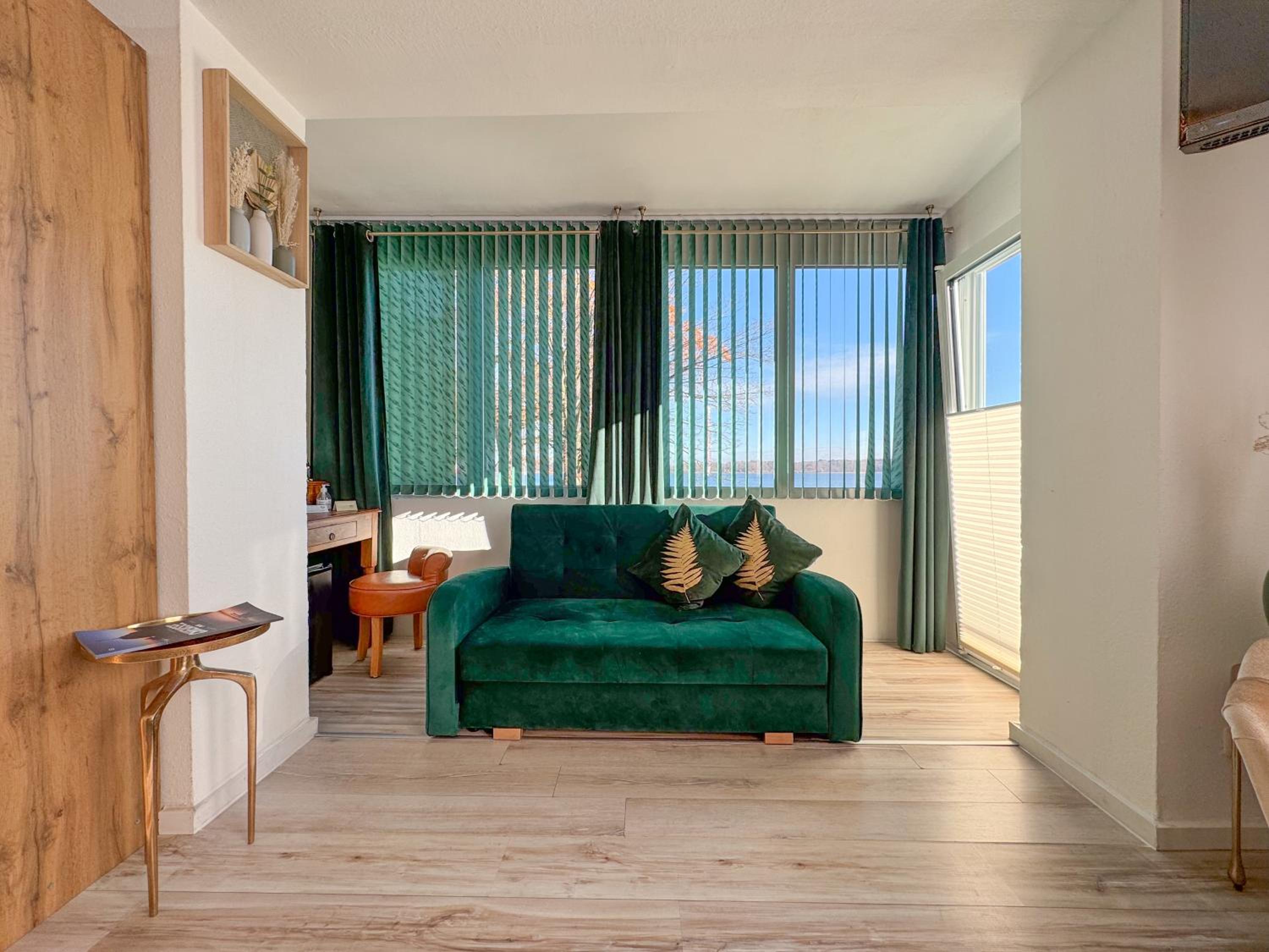 Large Double Room with lake view and balcony - Photo 12