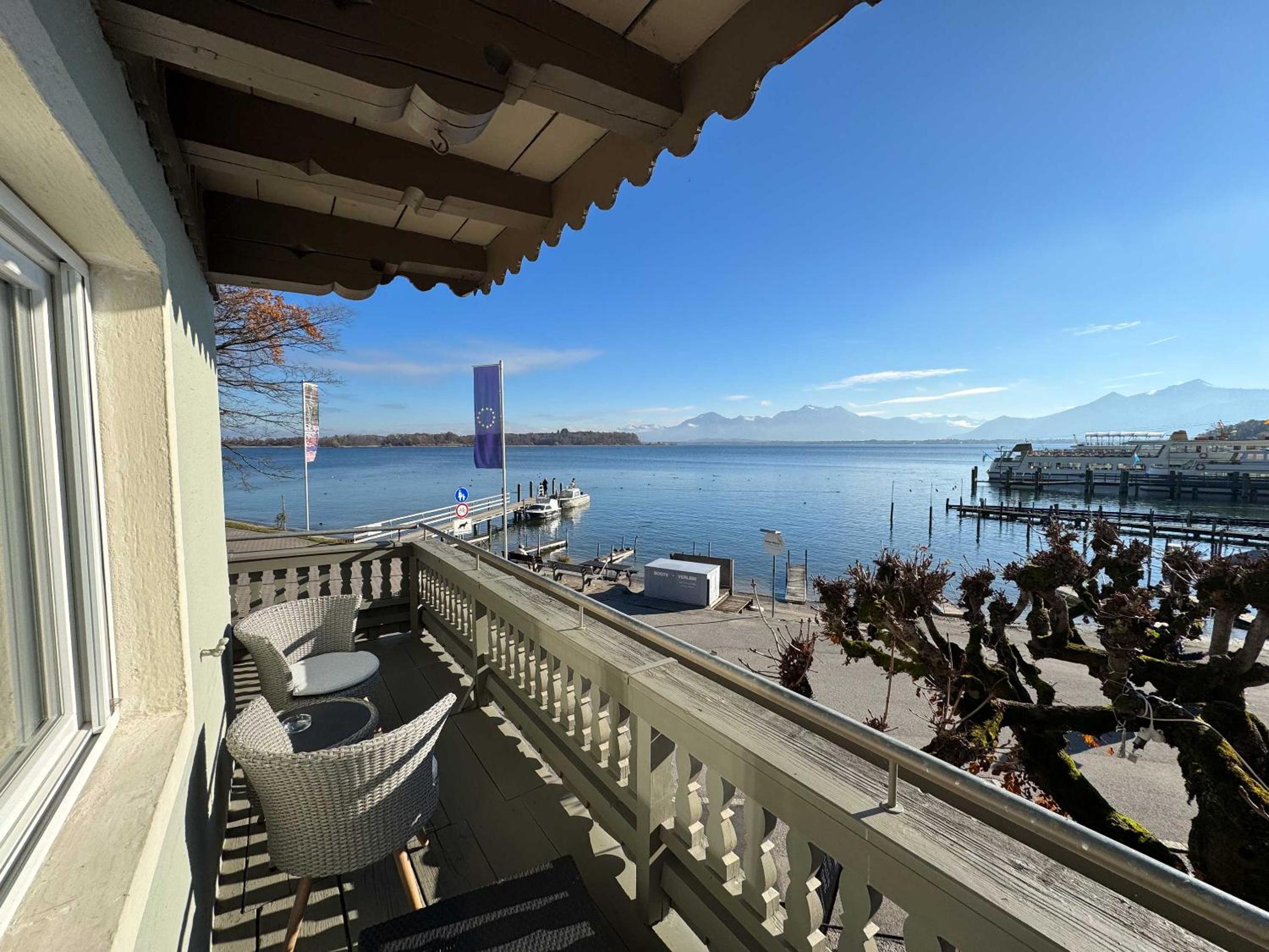 Large Double Room with lake view and balcony - Photo 9