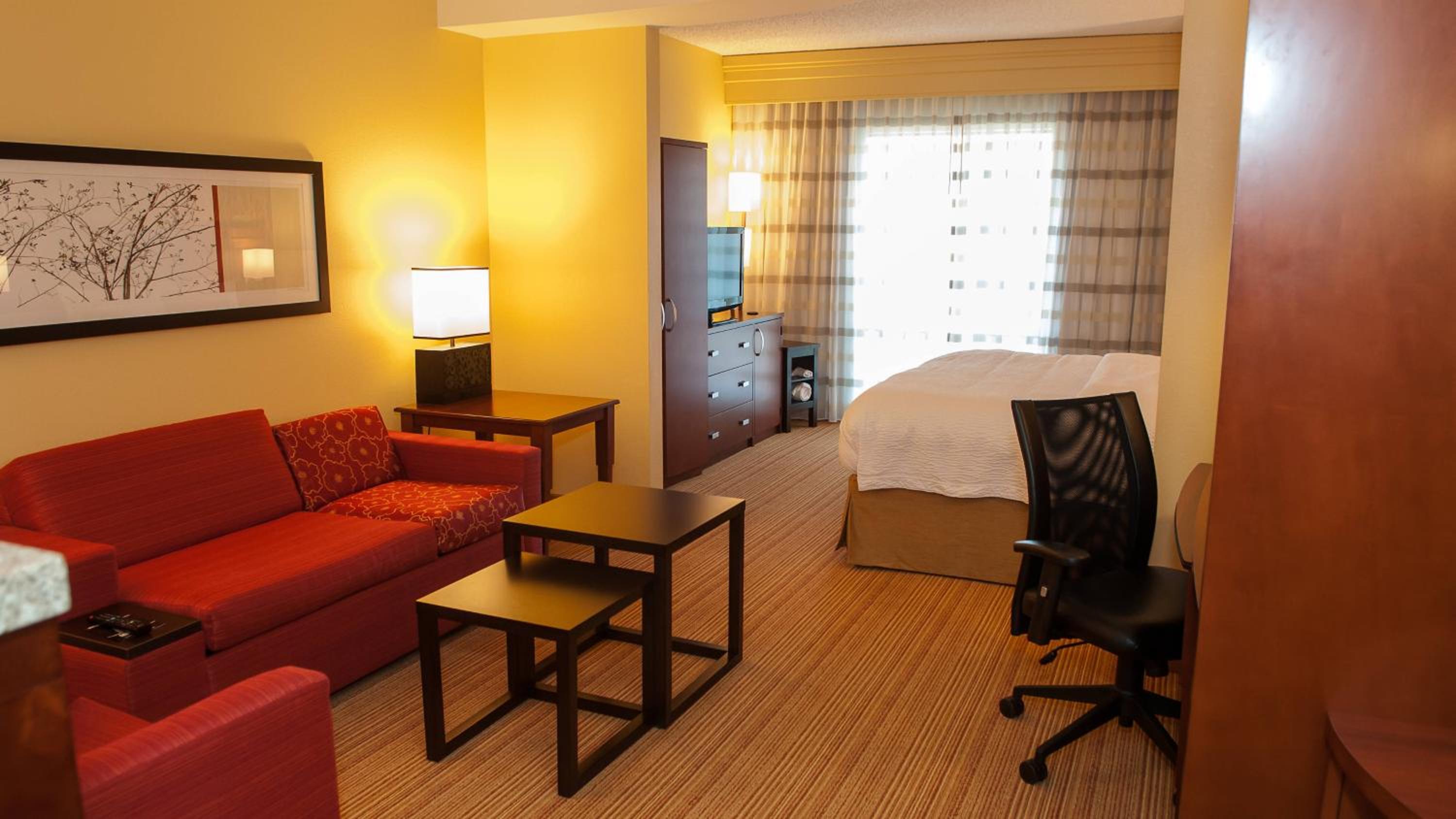 King Room With Sofa Bed - Hearing Accessible photo 2
