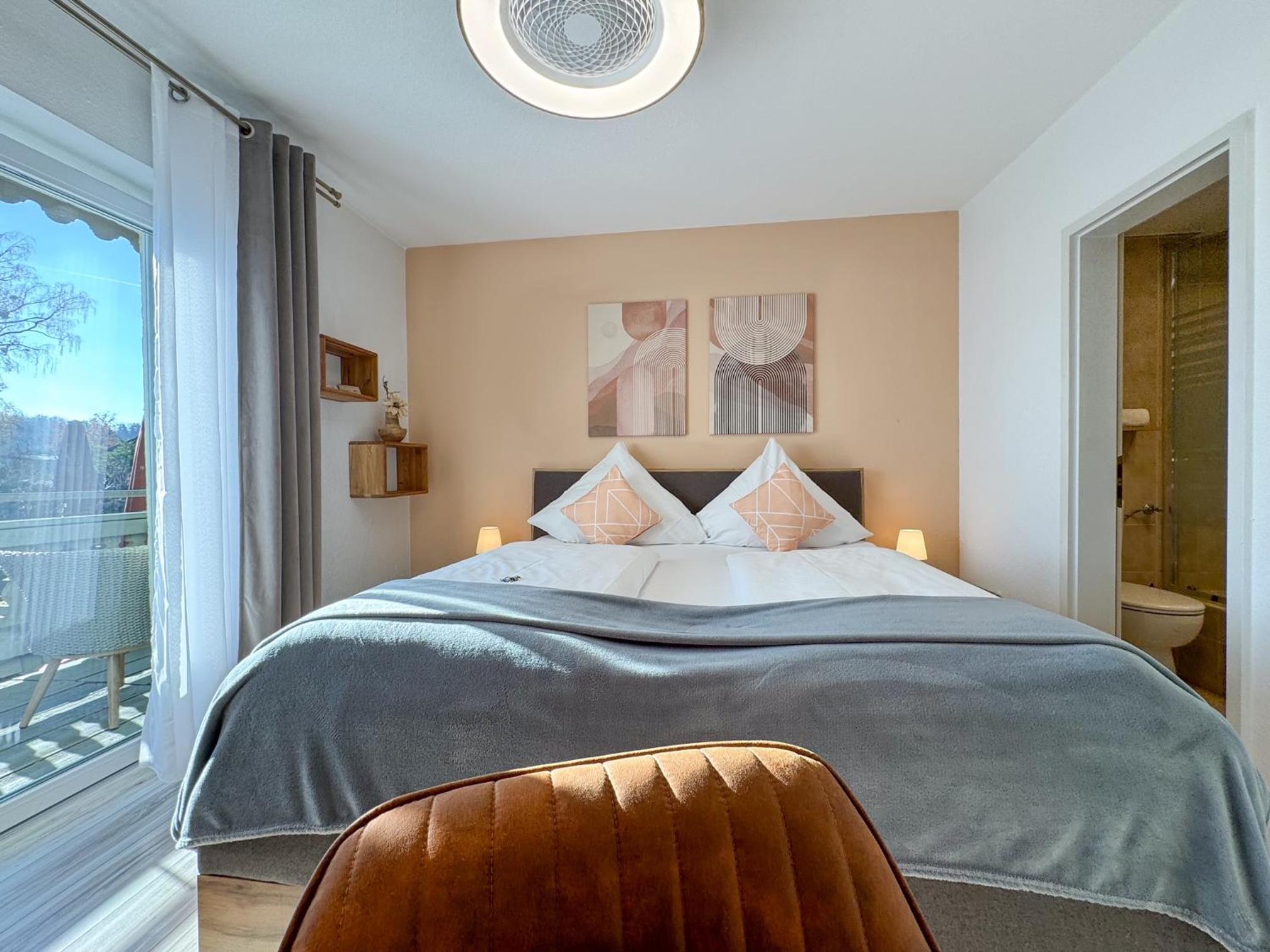 Double Room with Lake View and Balcony - Photo 6