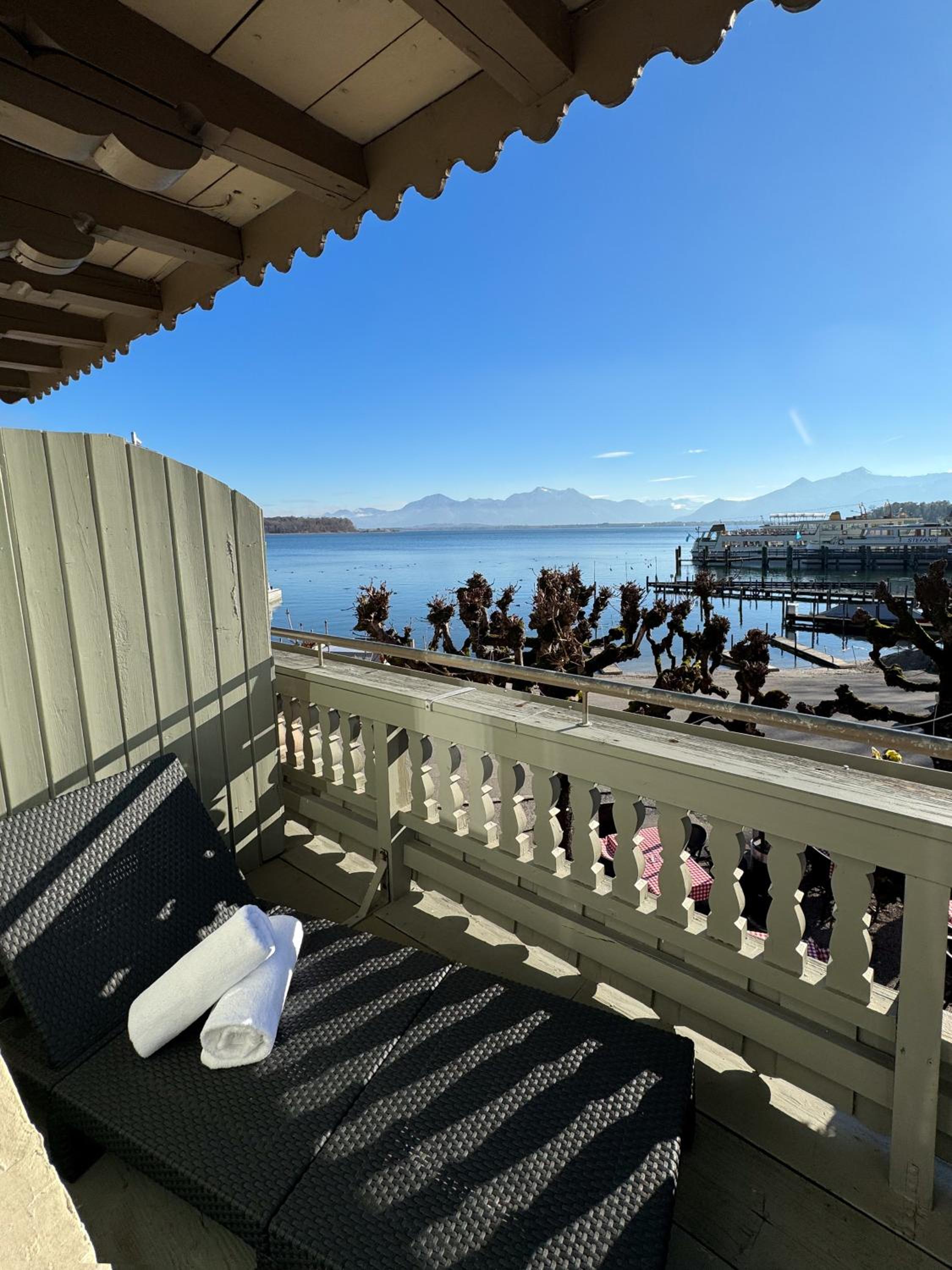 Double Room with Lake View and Balcony - Photo 11