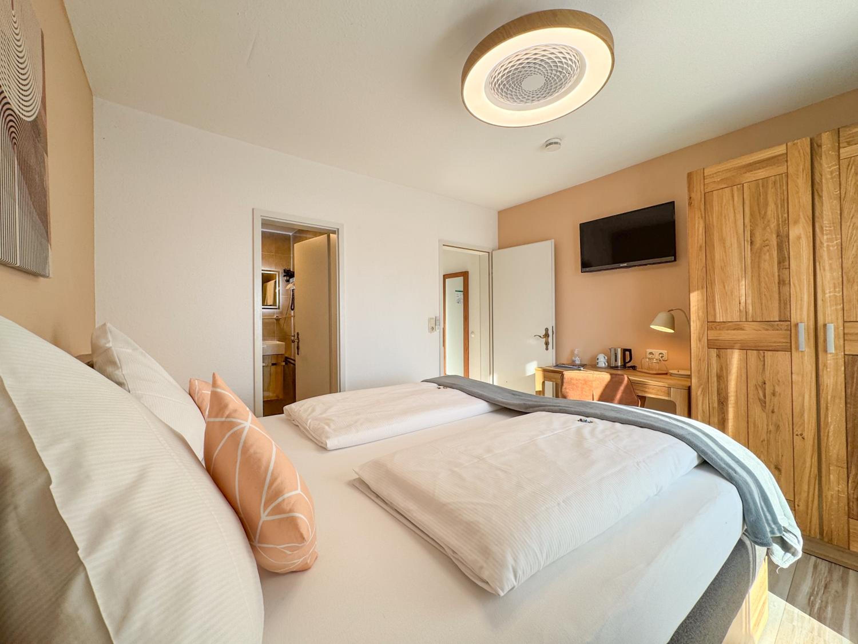 Double Room with Lake View and Balcony - Photo 12