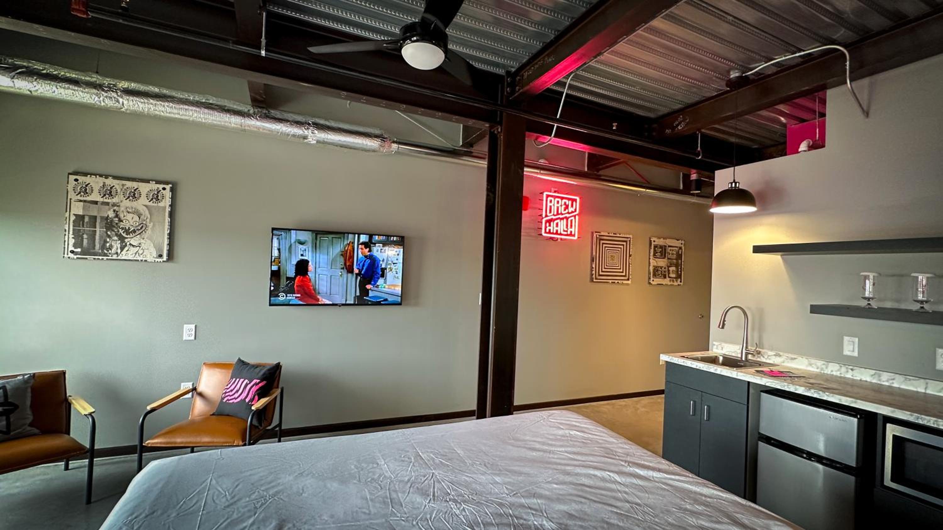 Deluxe King Room - Photo 4