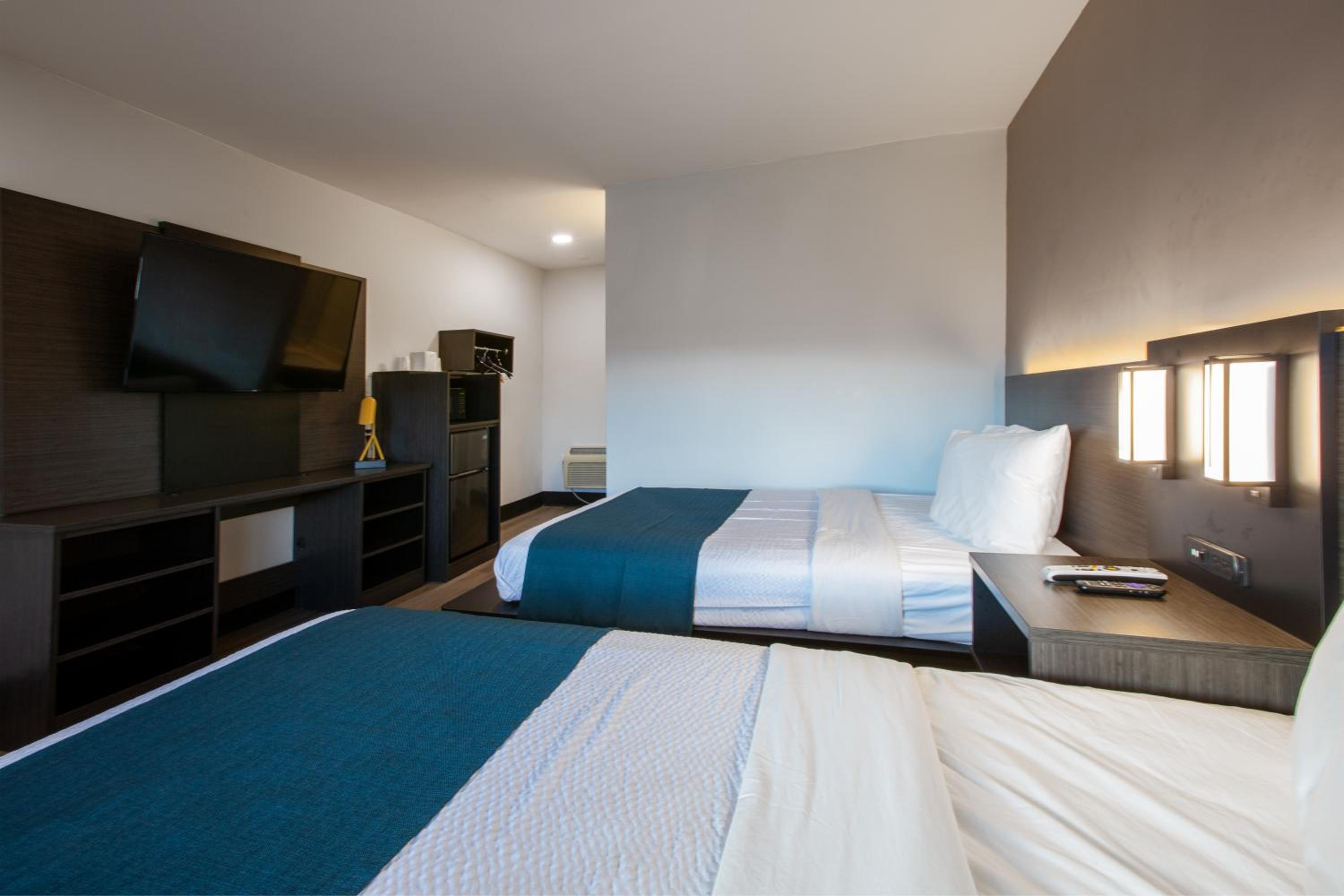 Queen Room with Two Queen Beds - Non-Smoking photo 3