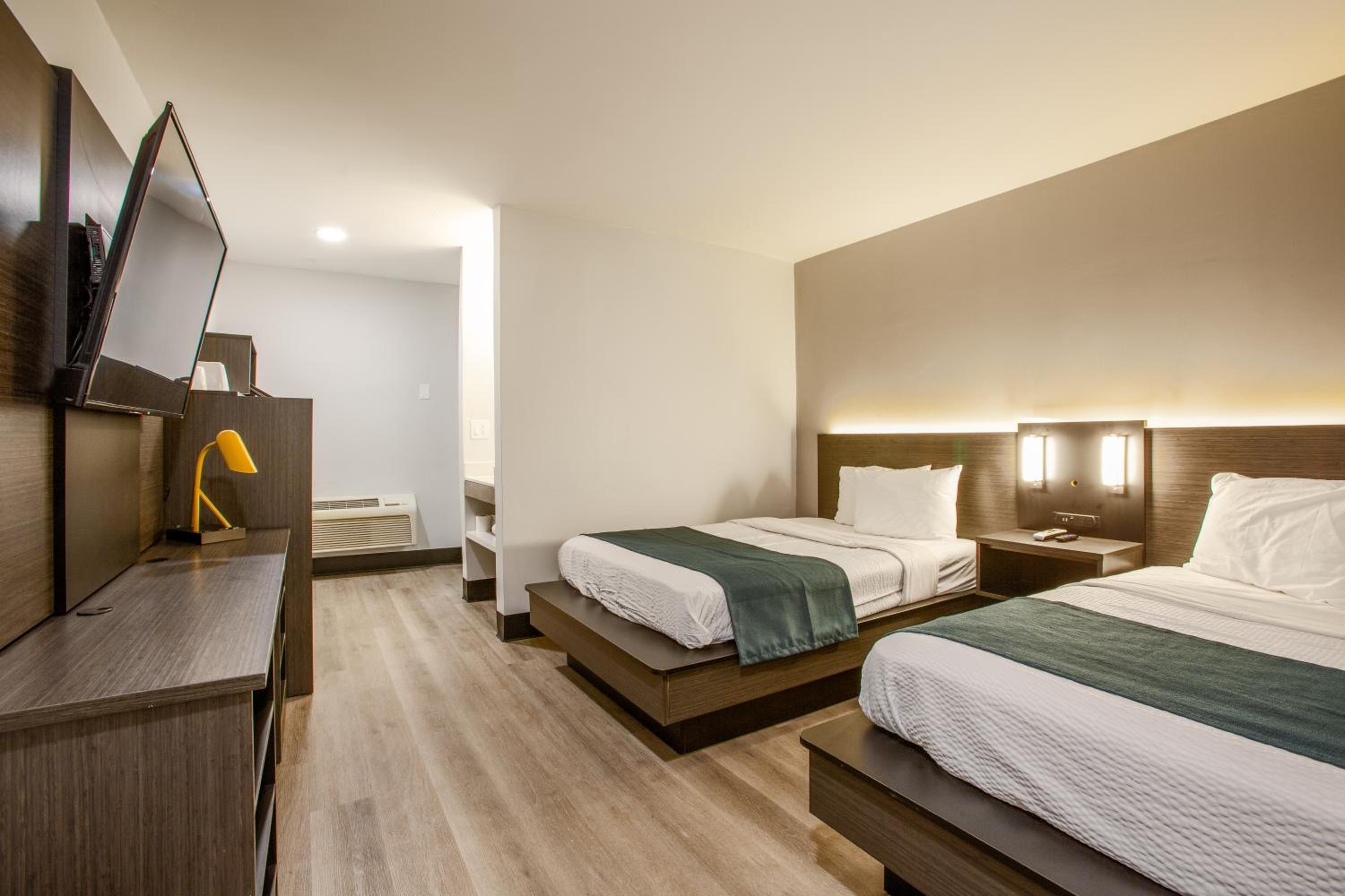 Queen Room with Two Queen Beds - Non-Smoking photo 2