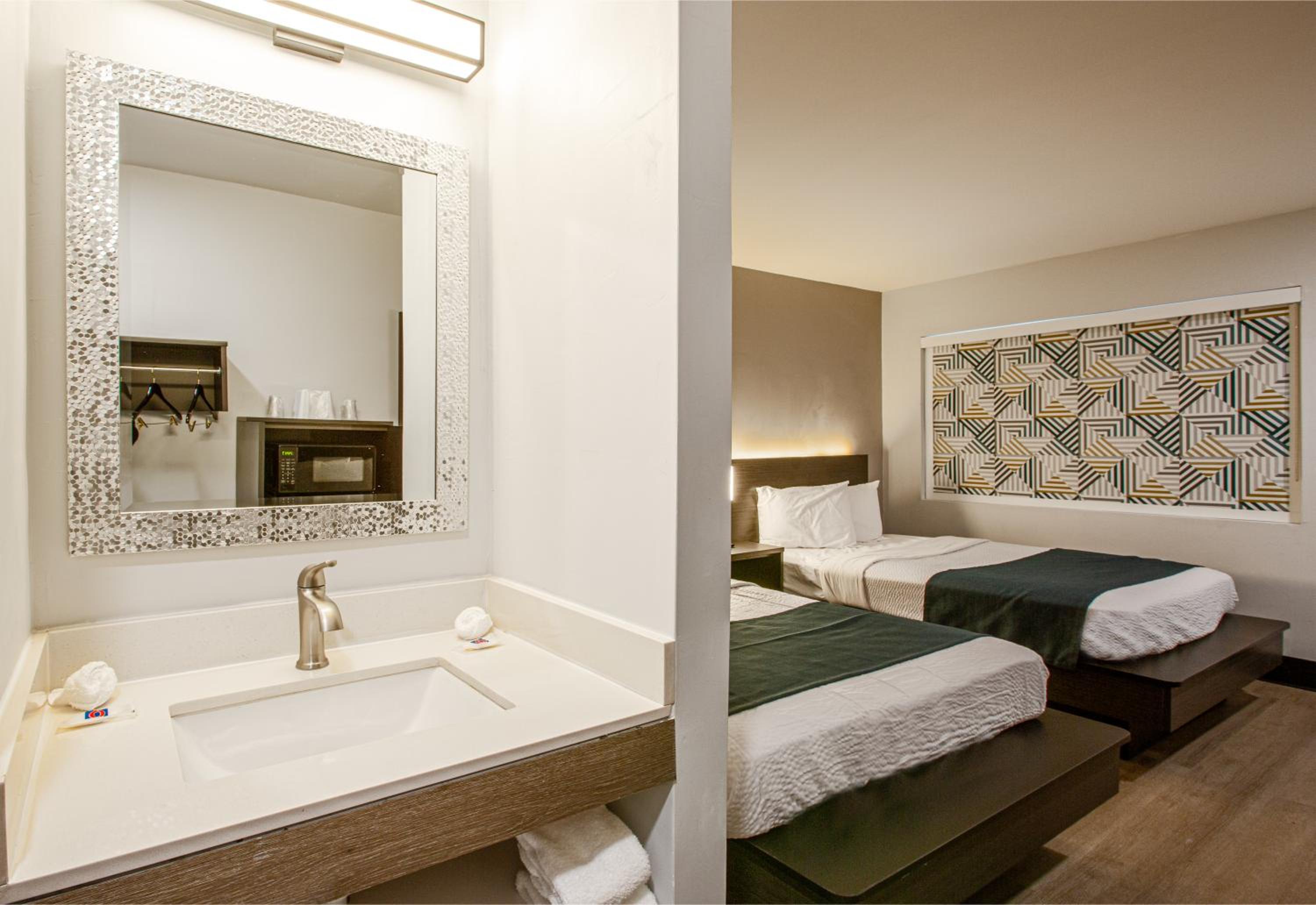 Quadruple Room - Non-Smoking photo 3