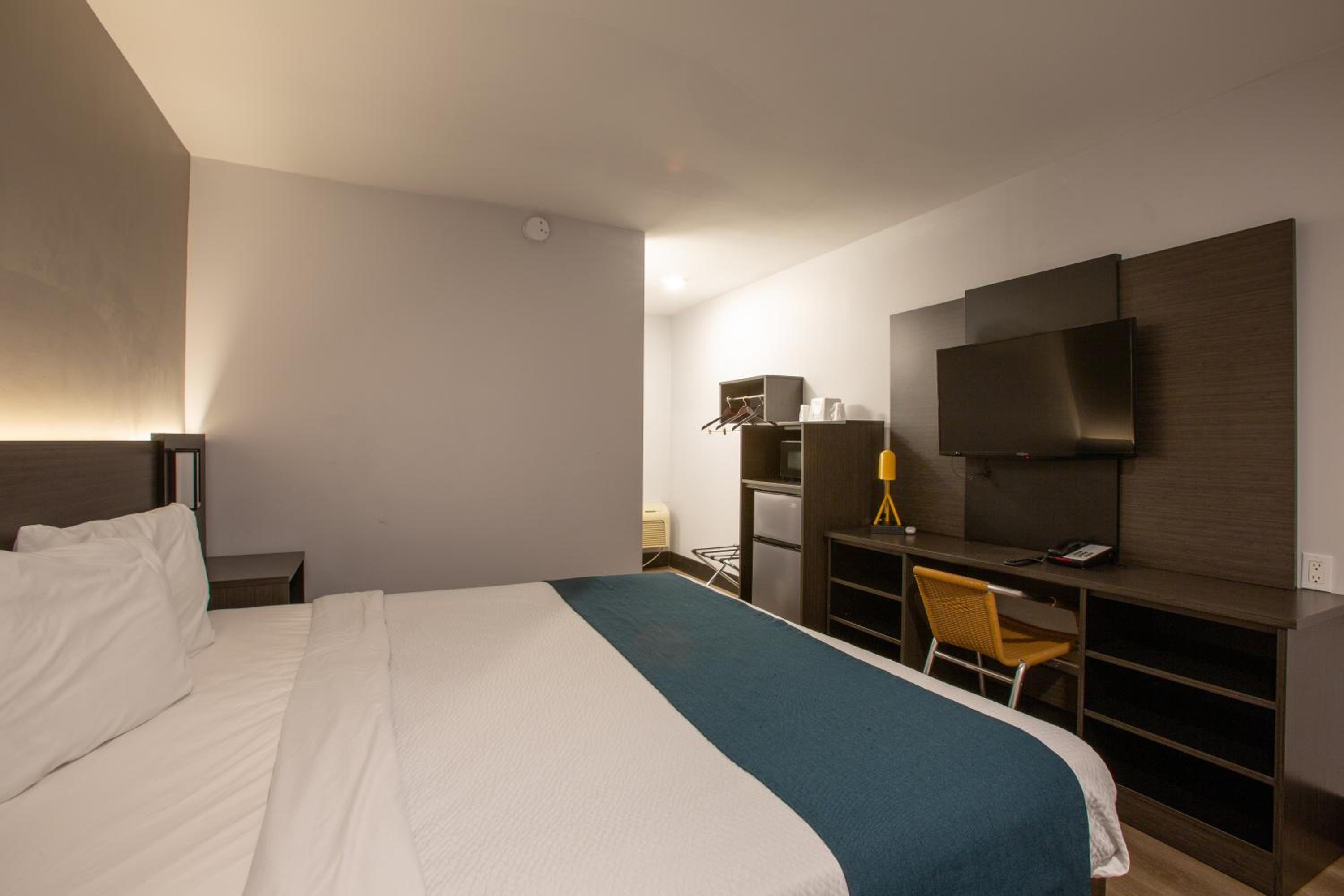 King Room - Non-Smoking photo 3