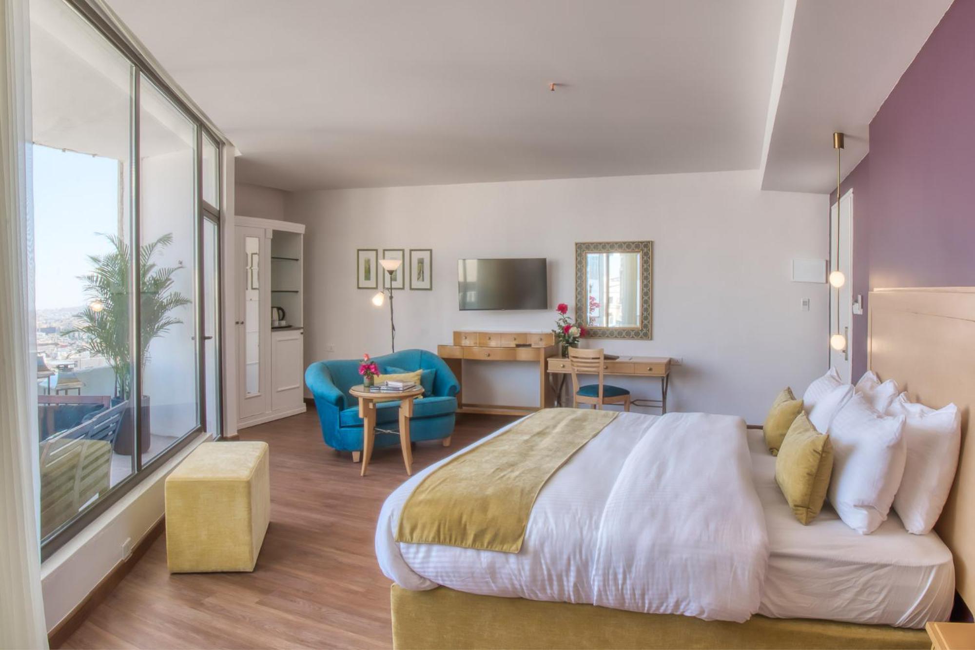 Suite with Balcony - Photo 2