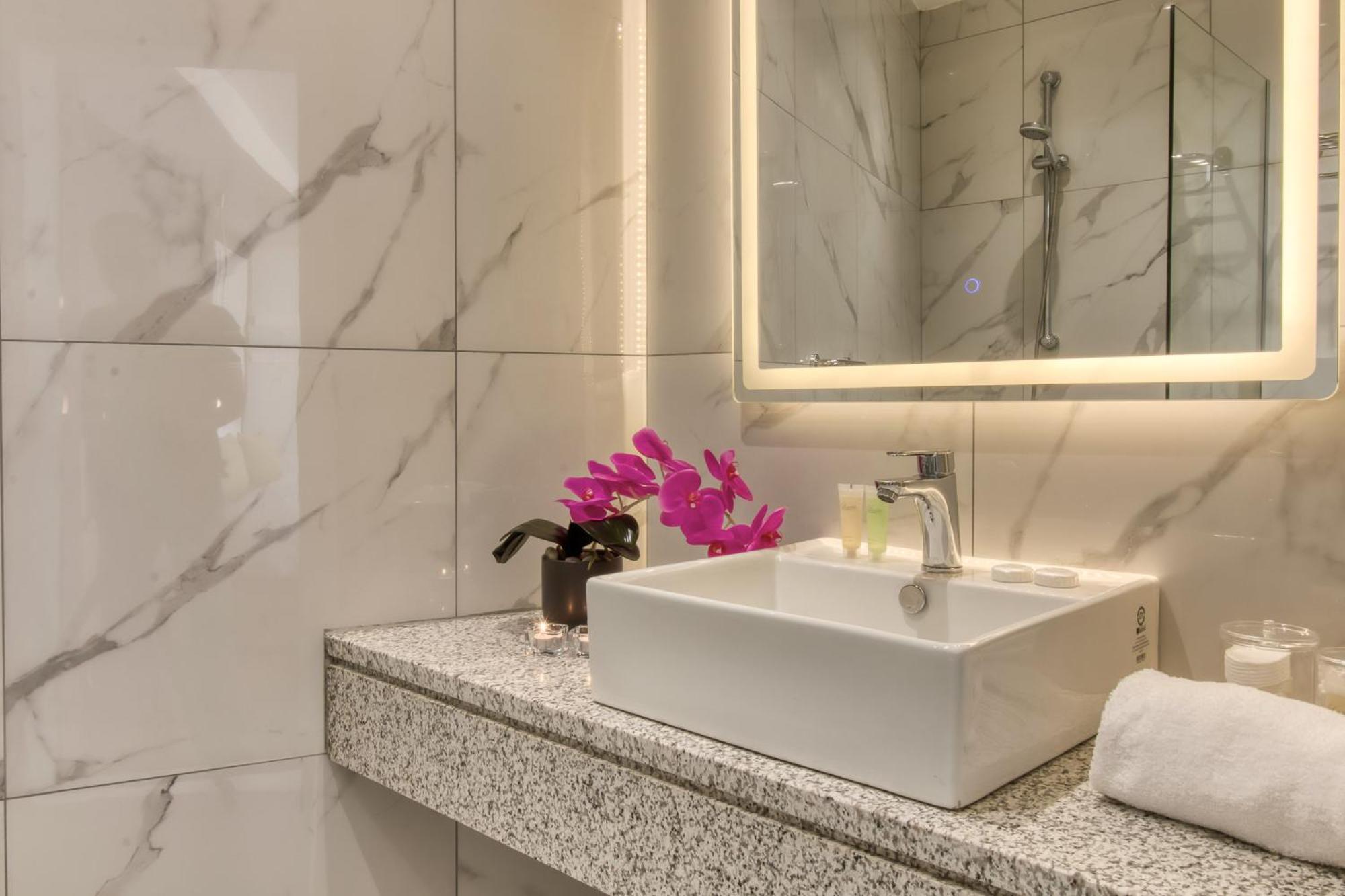 Suite with Balcony - Photo 3