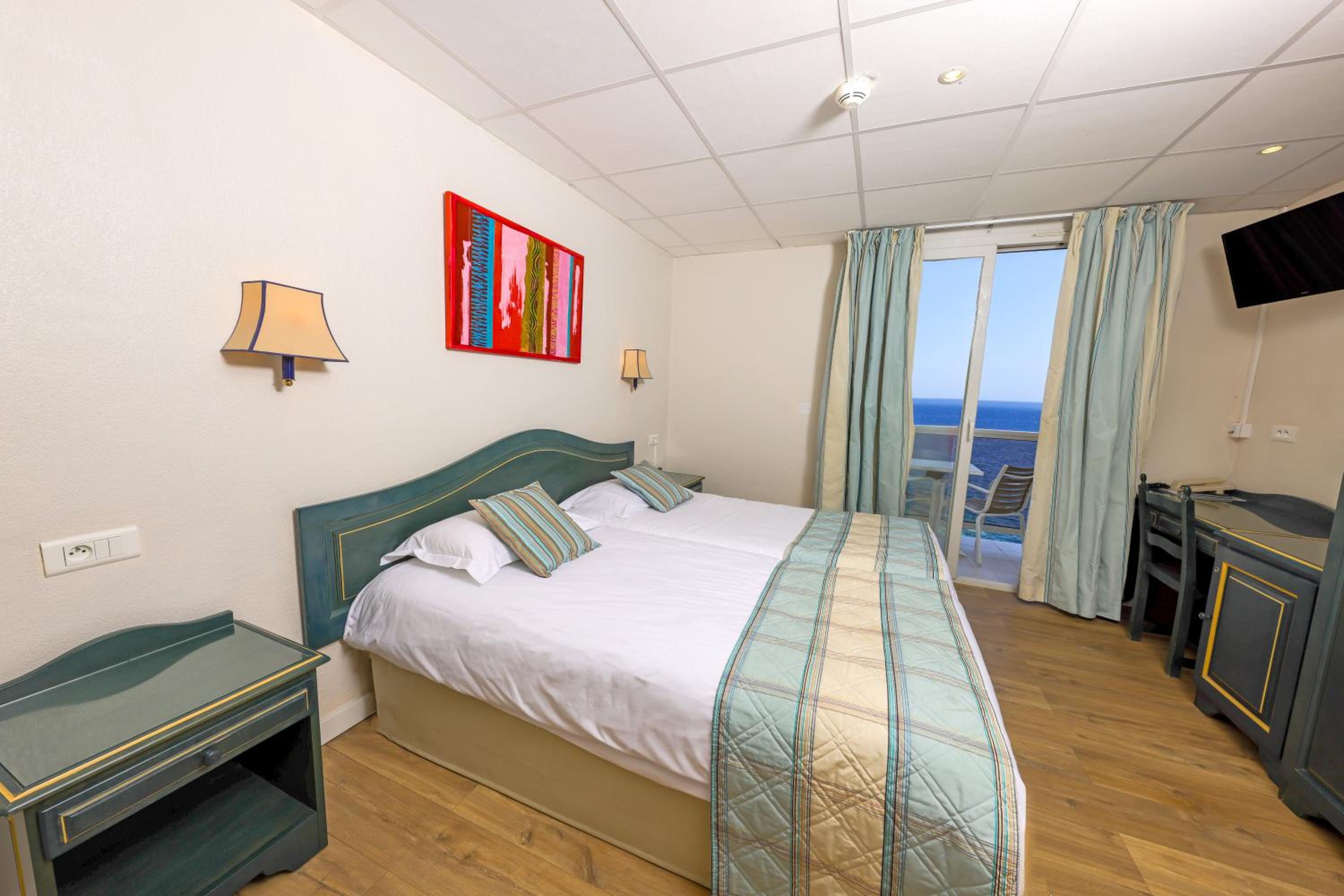 Standard Double Room with Partial Sea View photo 3