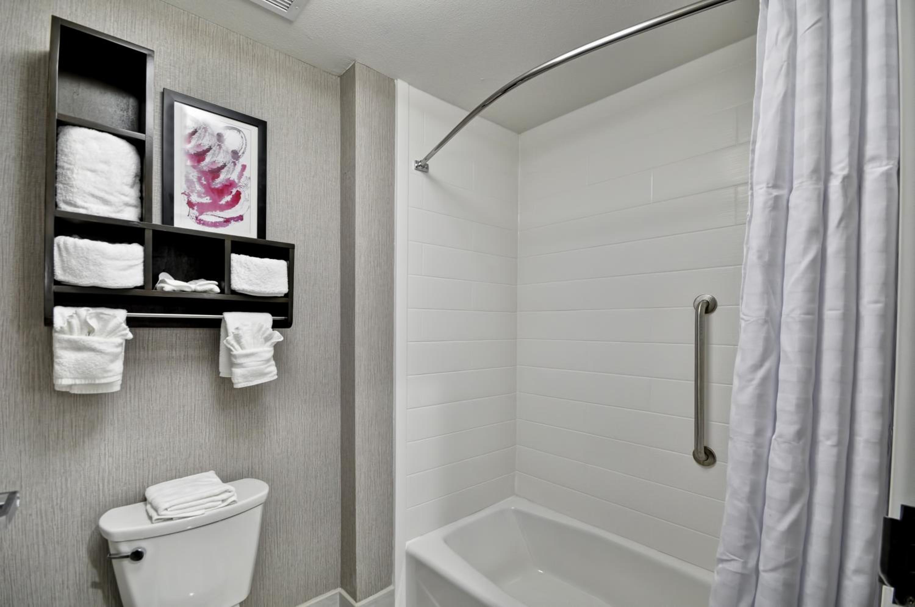 One-Bedroom Queen Suite with Two Queen Beds - Non-Smoking photo 3