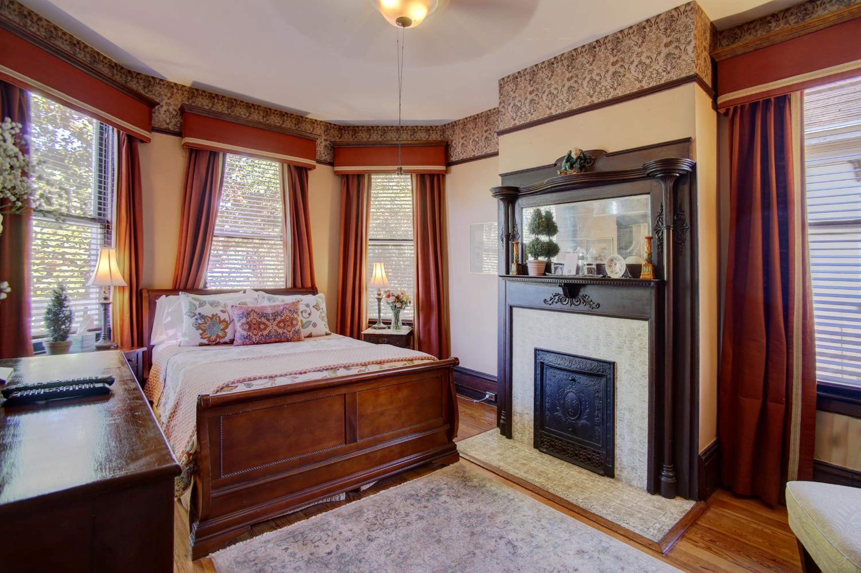 Queen Room - Forsyth Place