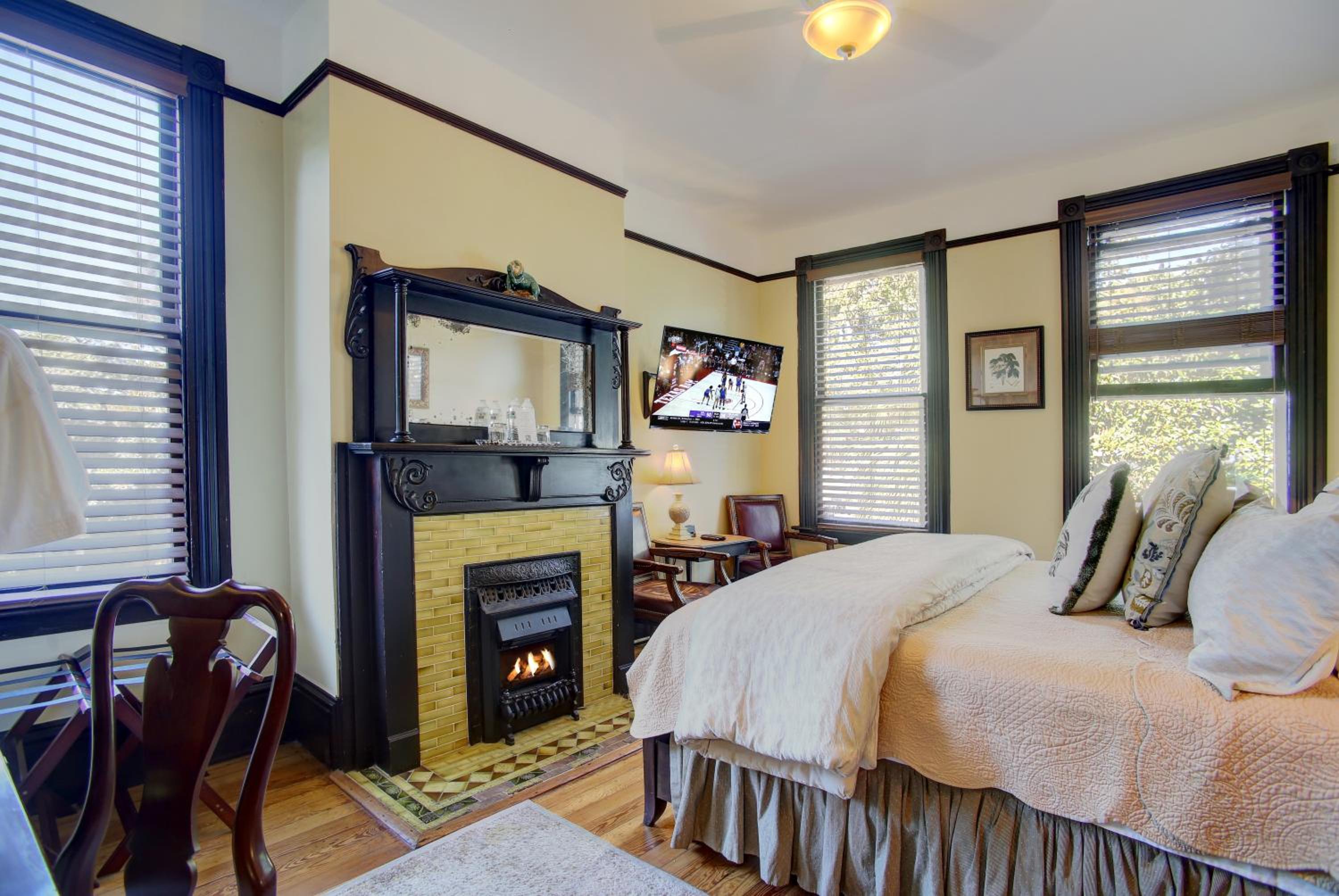 King Room - Chinaberry Balcony