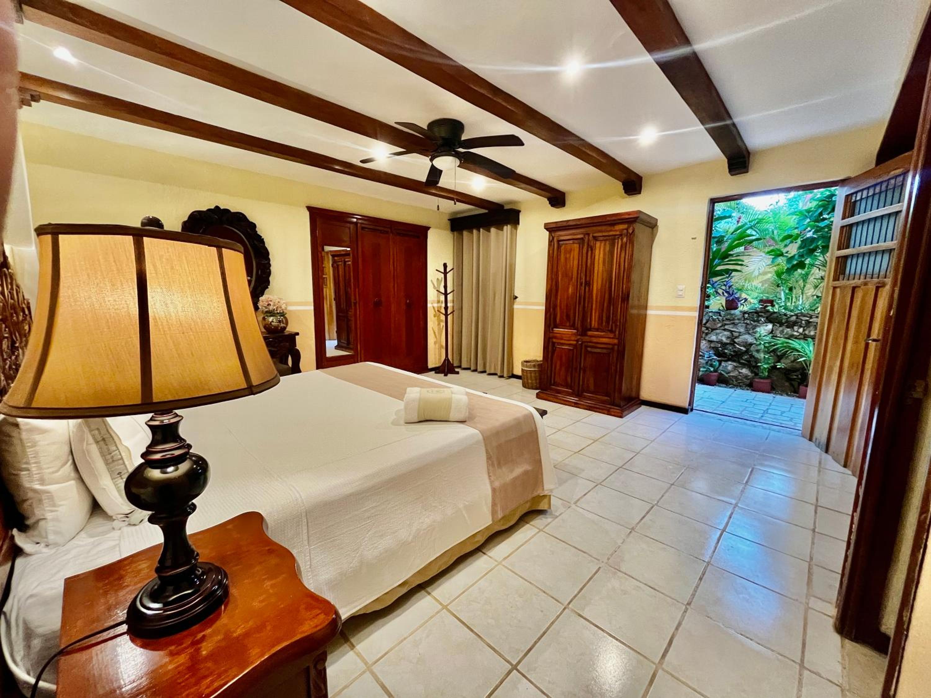 Standard King Room photo 2