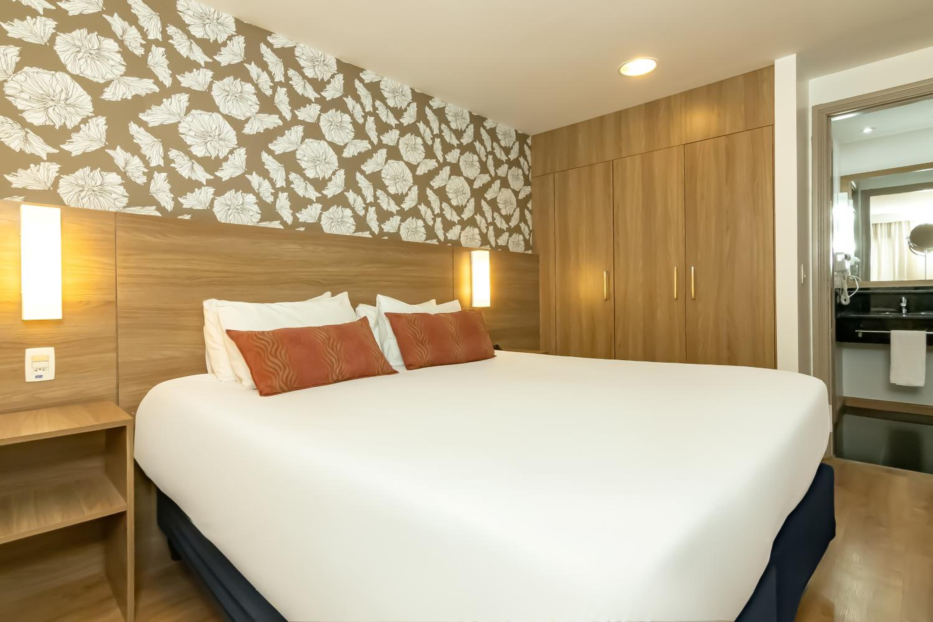 Luxo Casal - 1 Cama Queen e 1 Sofá Cama, com sacada