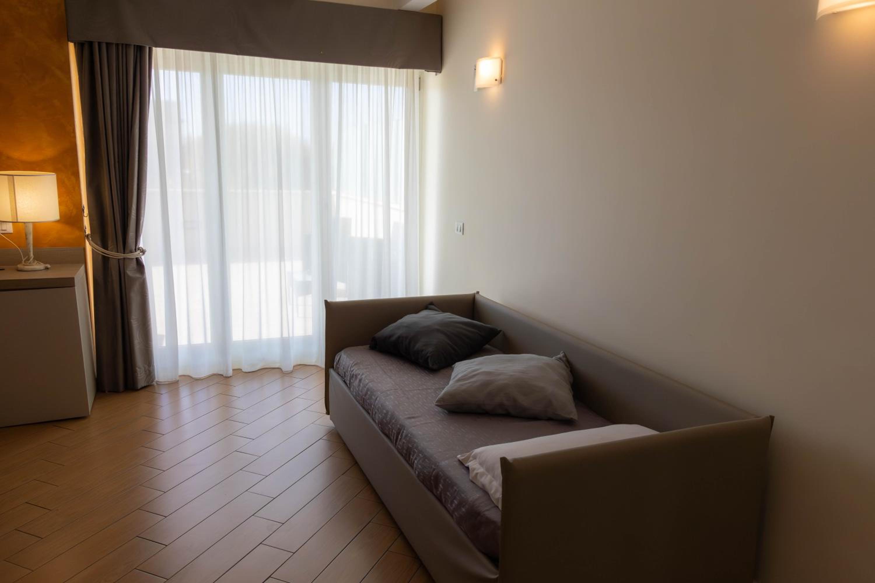 Deluxe Junior Suite photo 3