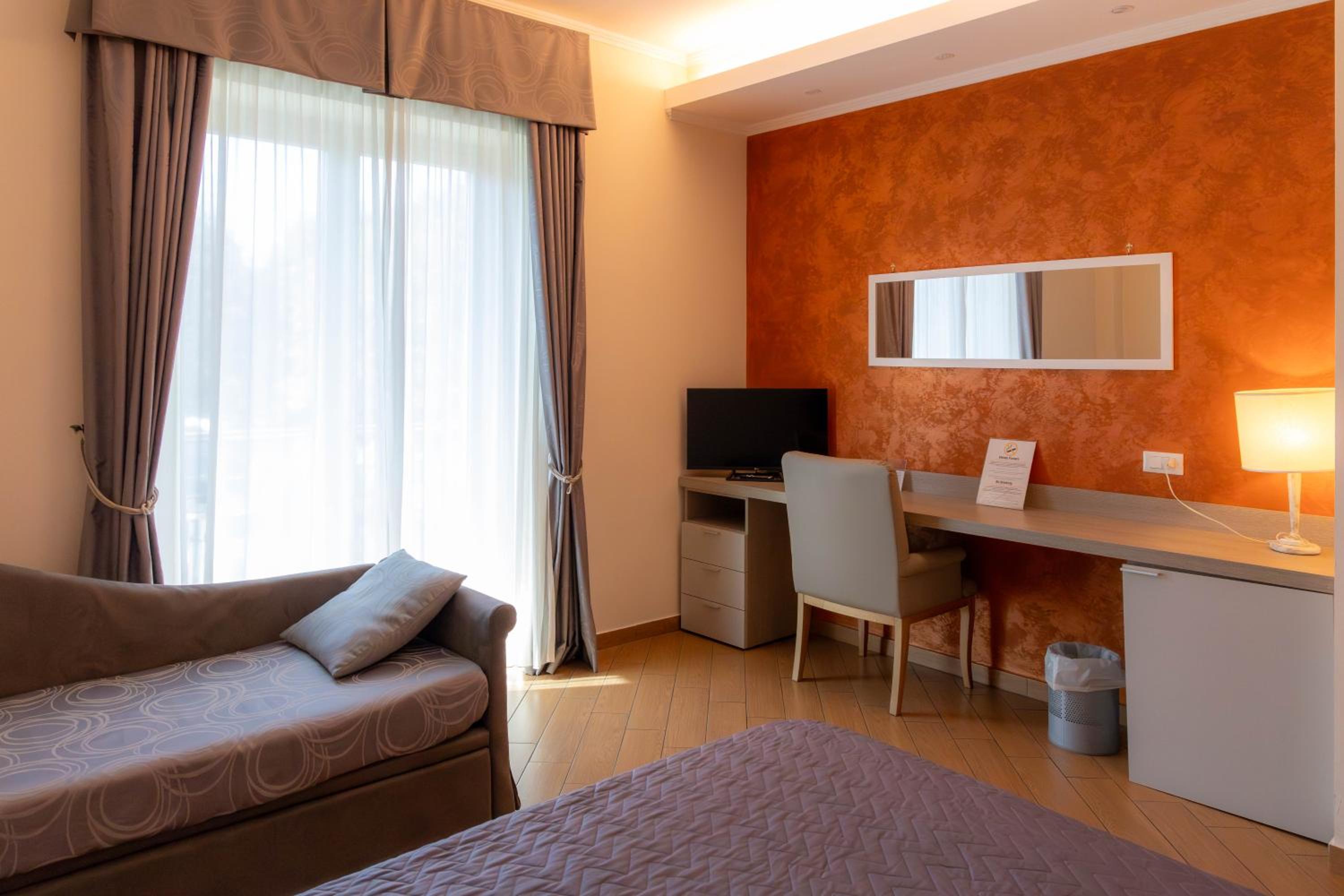 Deluxe Junior Suite photo 2