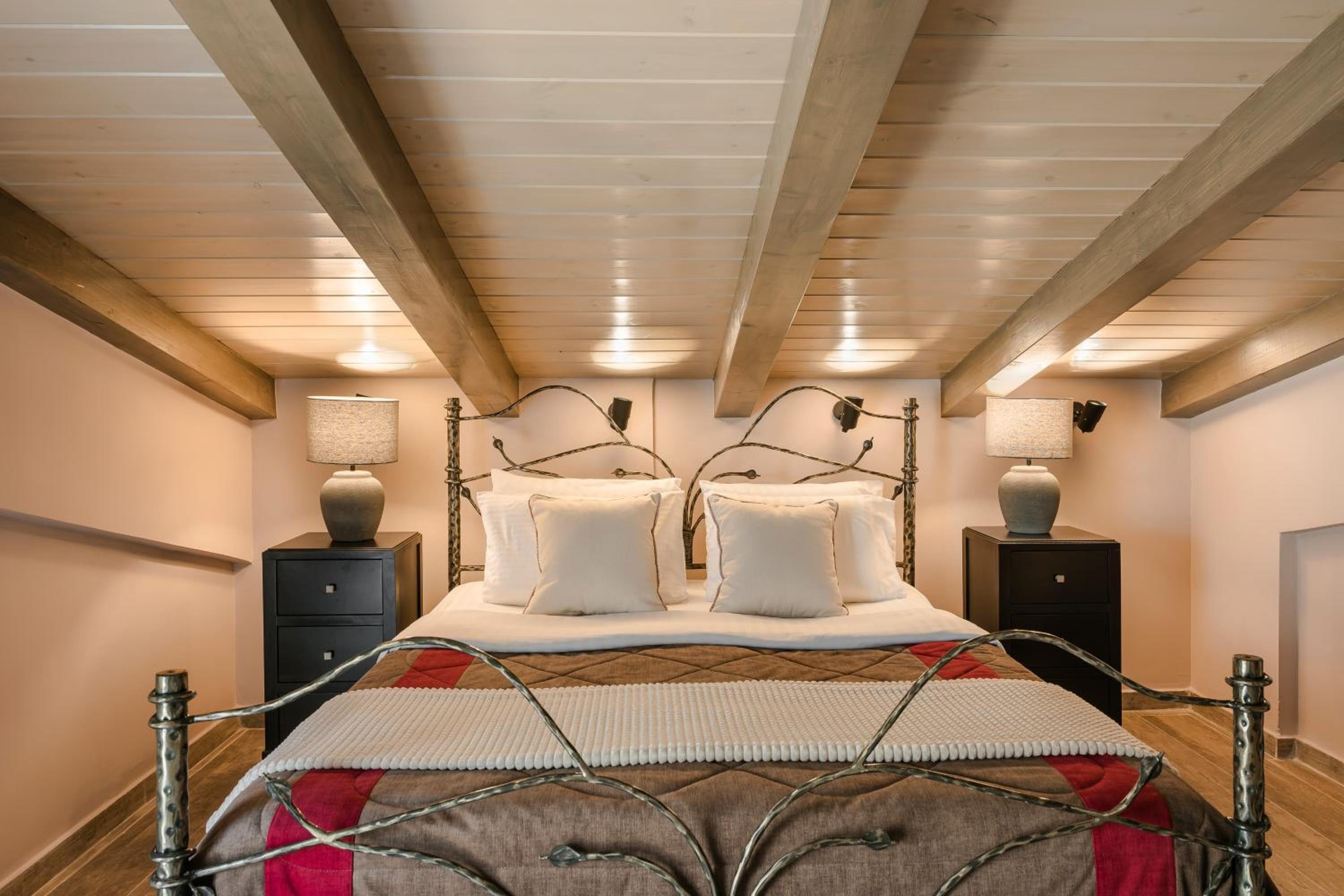 Maisonette with Attic, Sea View and Private Heated Pool