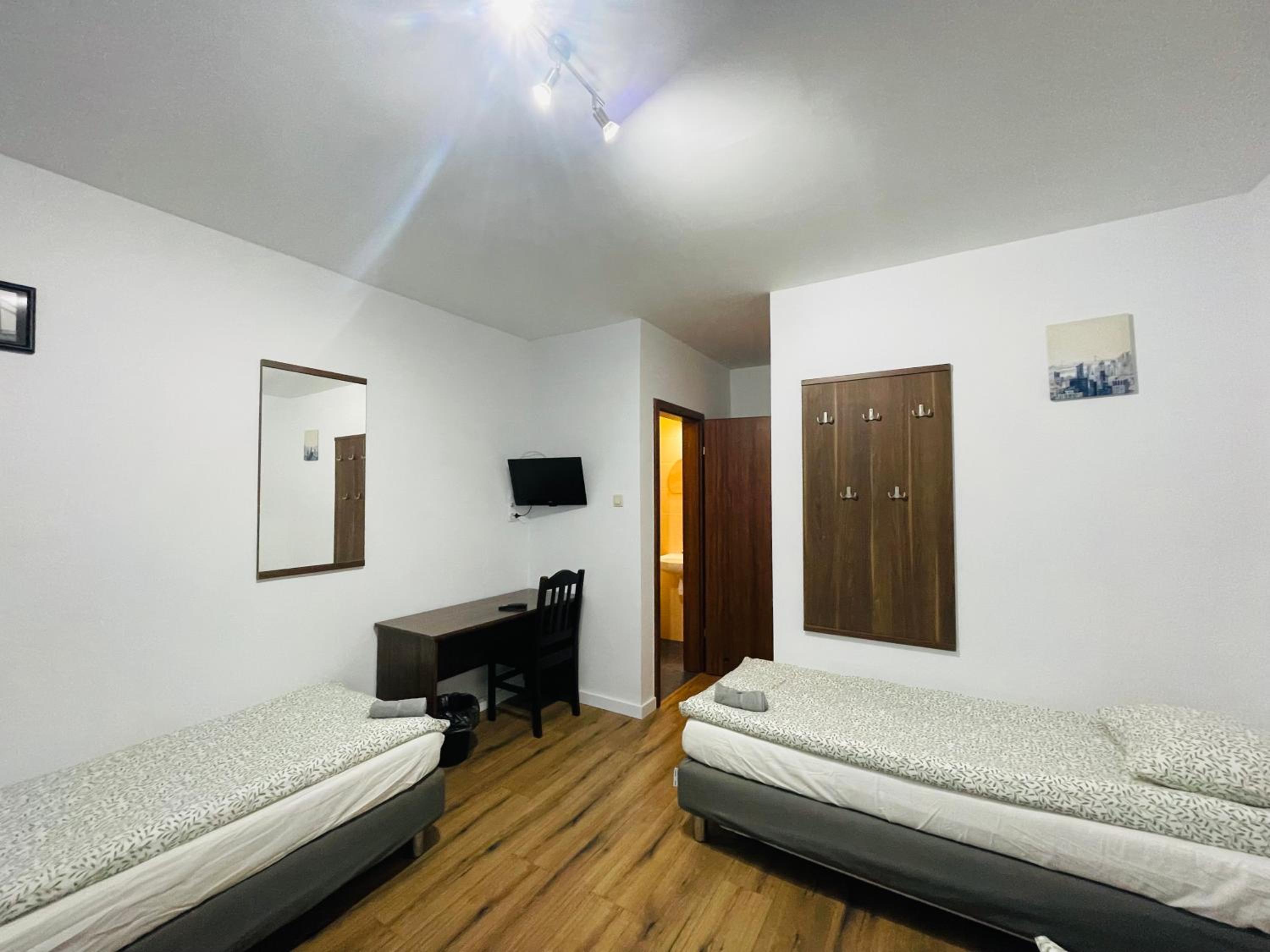 Triple Room with Private Bathroom - Photo 4