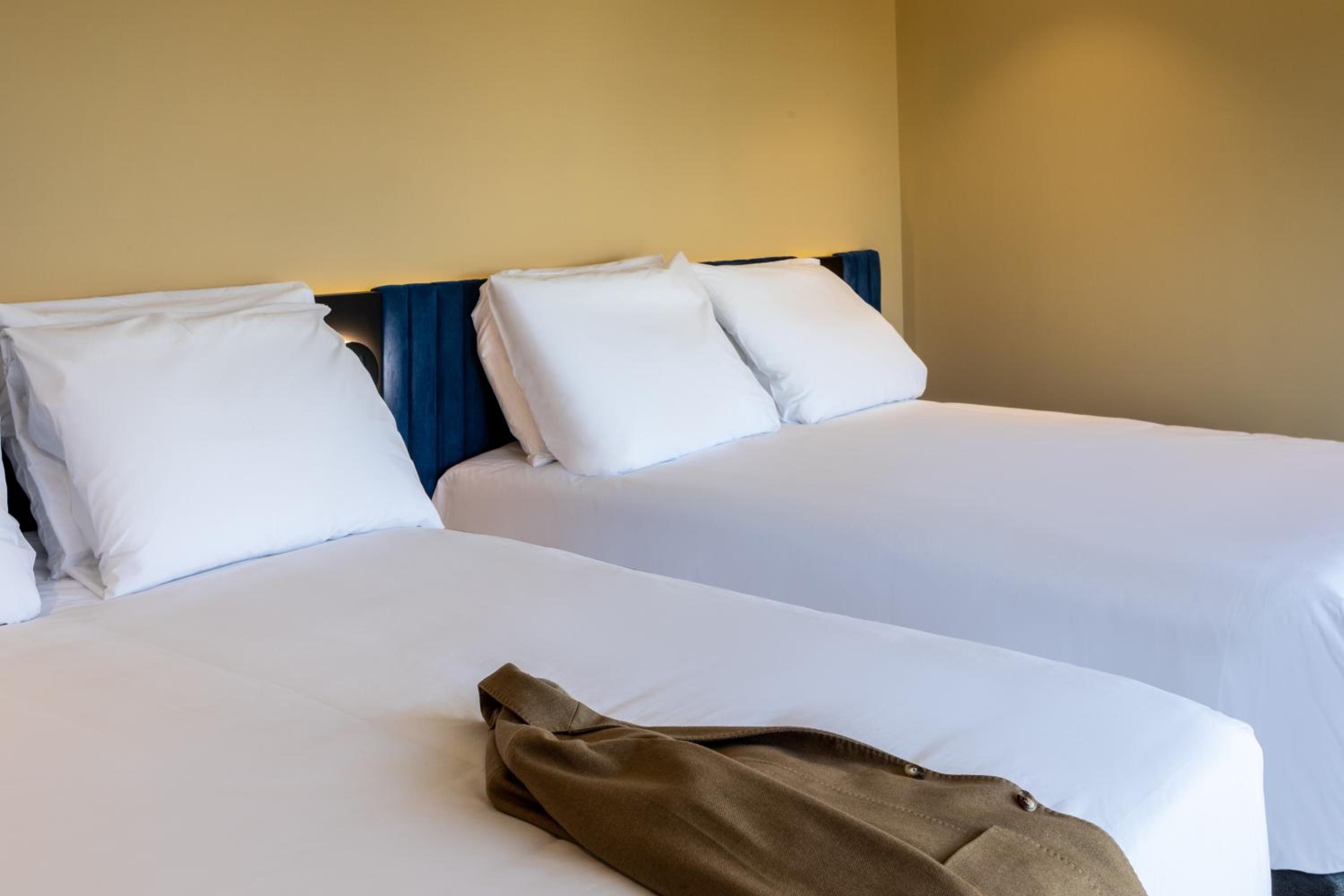 Executive Room with Two Double Beds - Photo 1