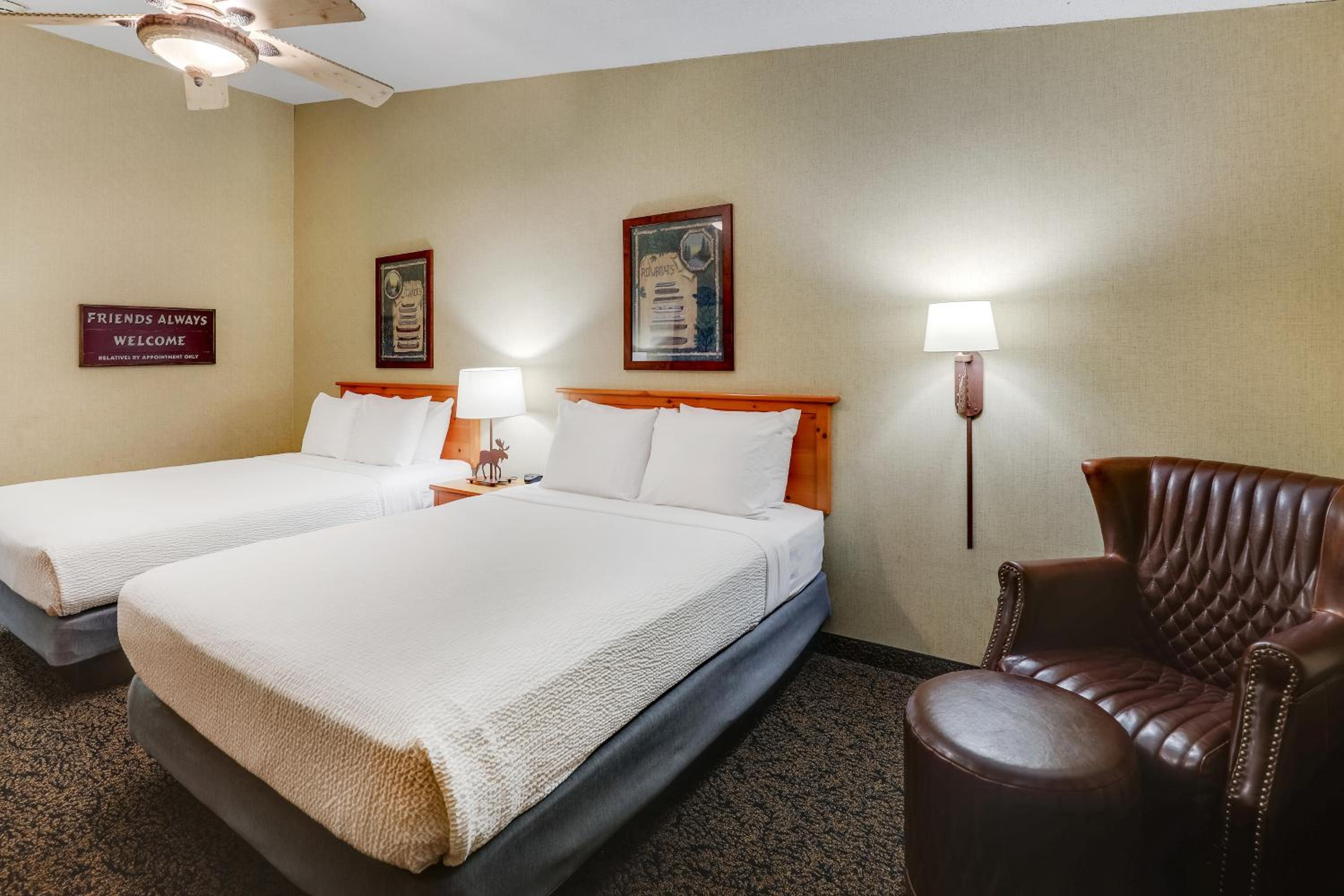 Deluxe Queen Room with Two Queen Beds - Photo 4