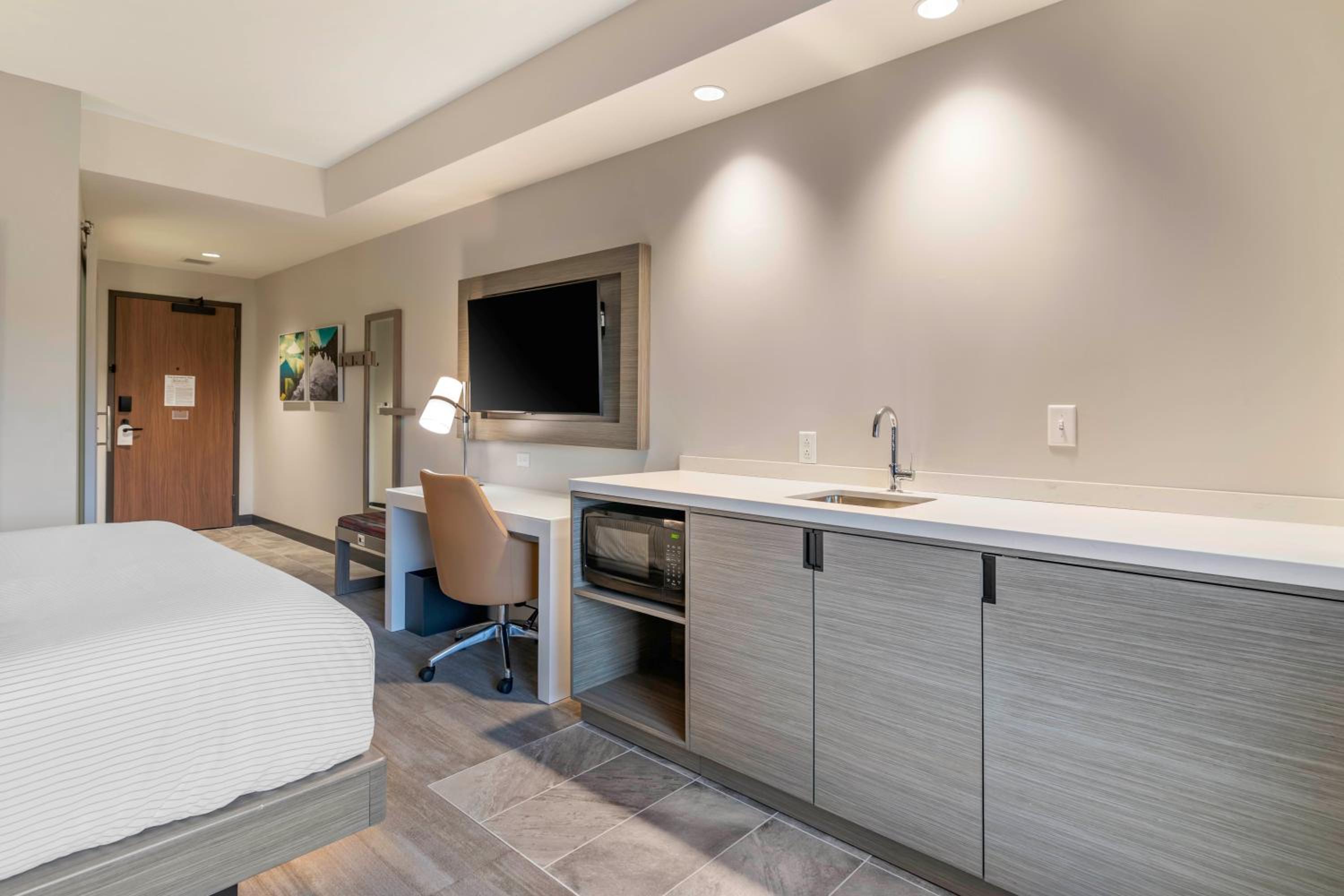 Deluxe King Room - Photo 3
