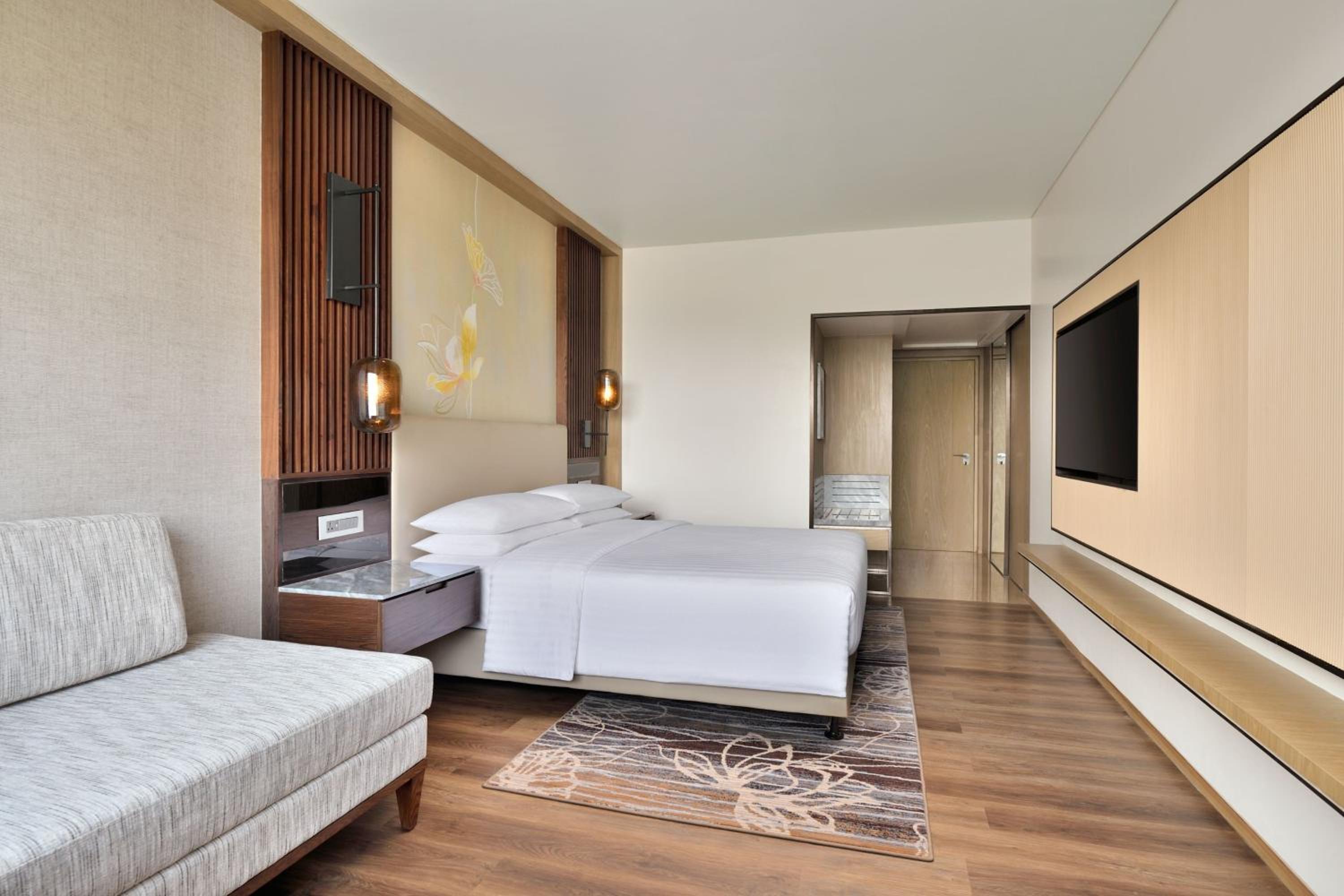 Deluxe Guest room, 1 King - Photo 3