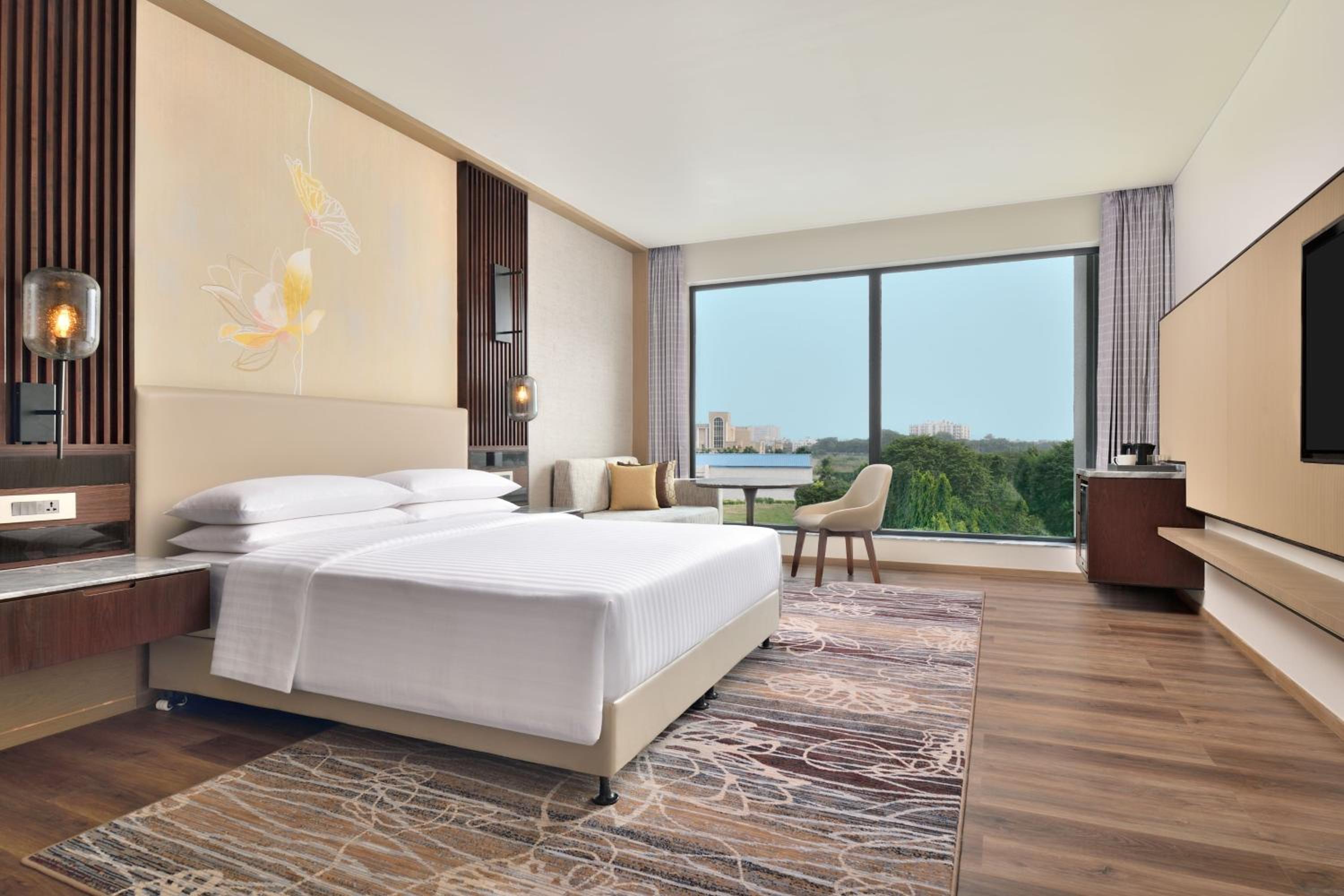 Executive Guest room, 1 King, Pool view - Photo 3