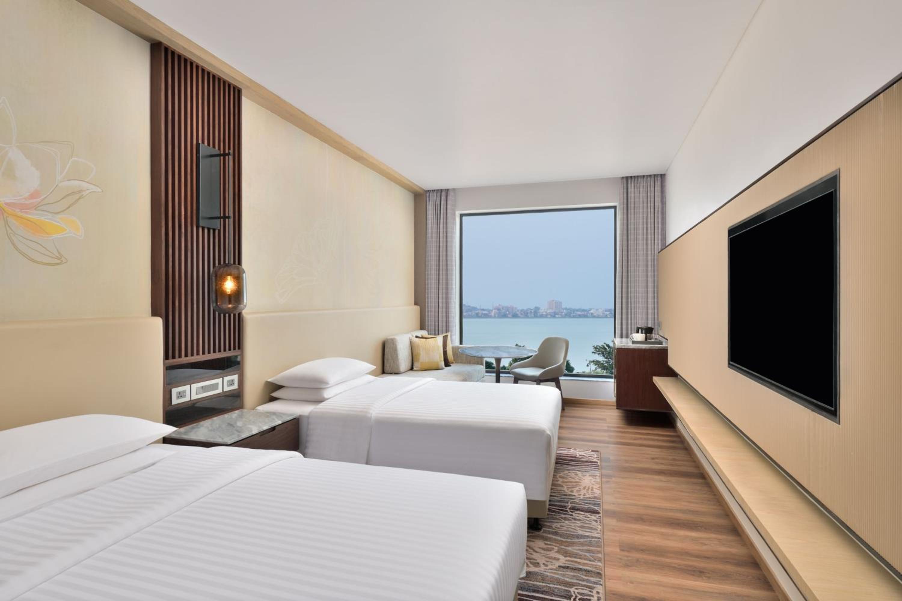 Deluxe Guest room, 2 Twin, Pool view - Photo 3
