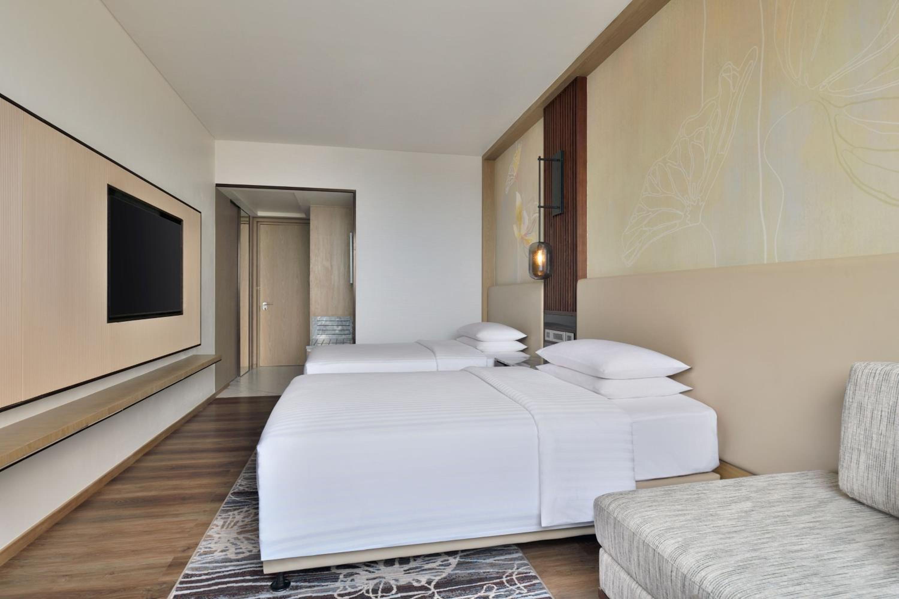 Executive Guest room, 1 King, Pool view - Photo 1