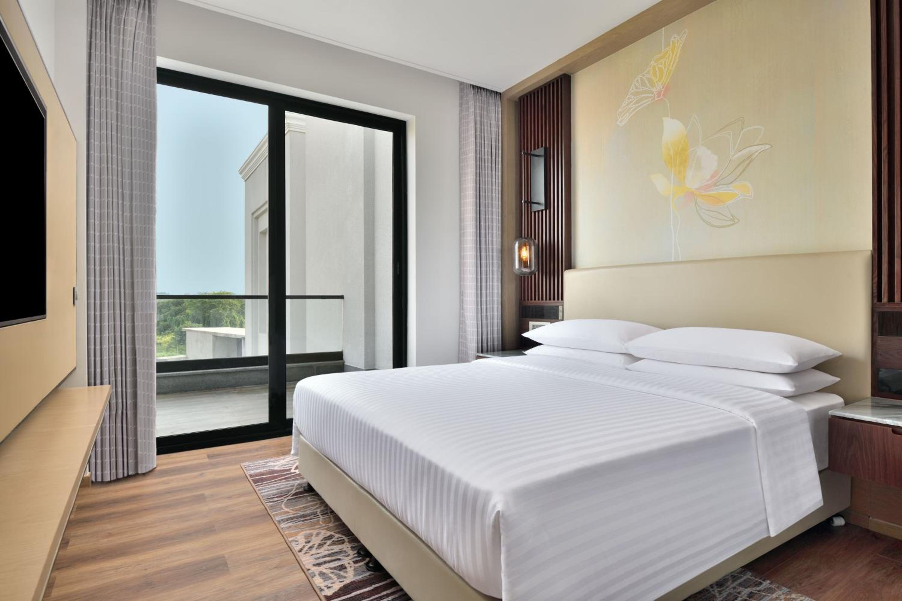 1 Bedroom Suite, 1 King - Photo 4