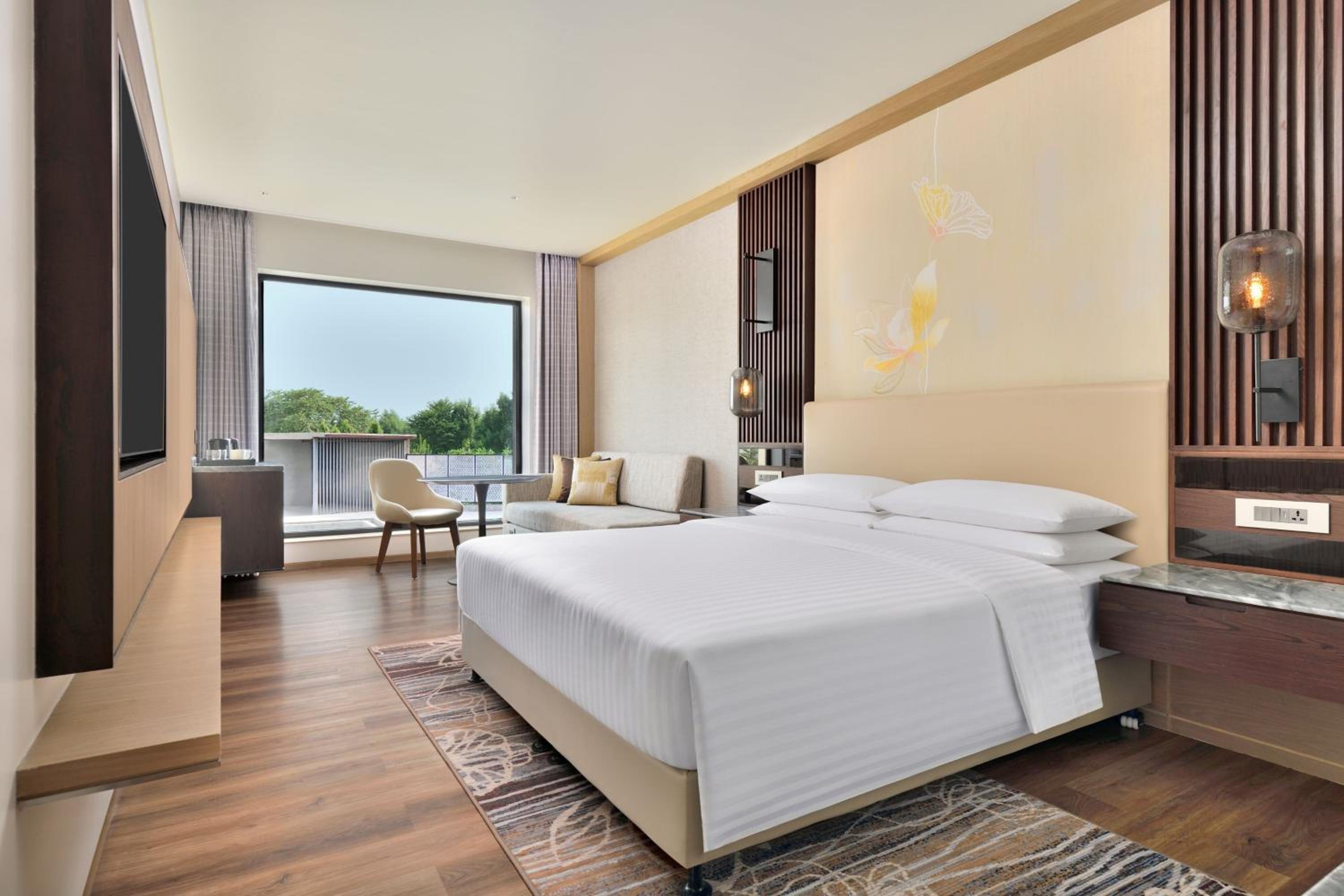Deluxe Guest room, 1 King, Pool view - Photo 3