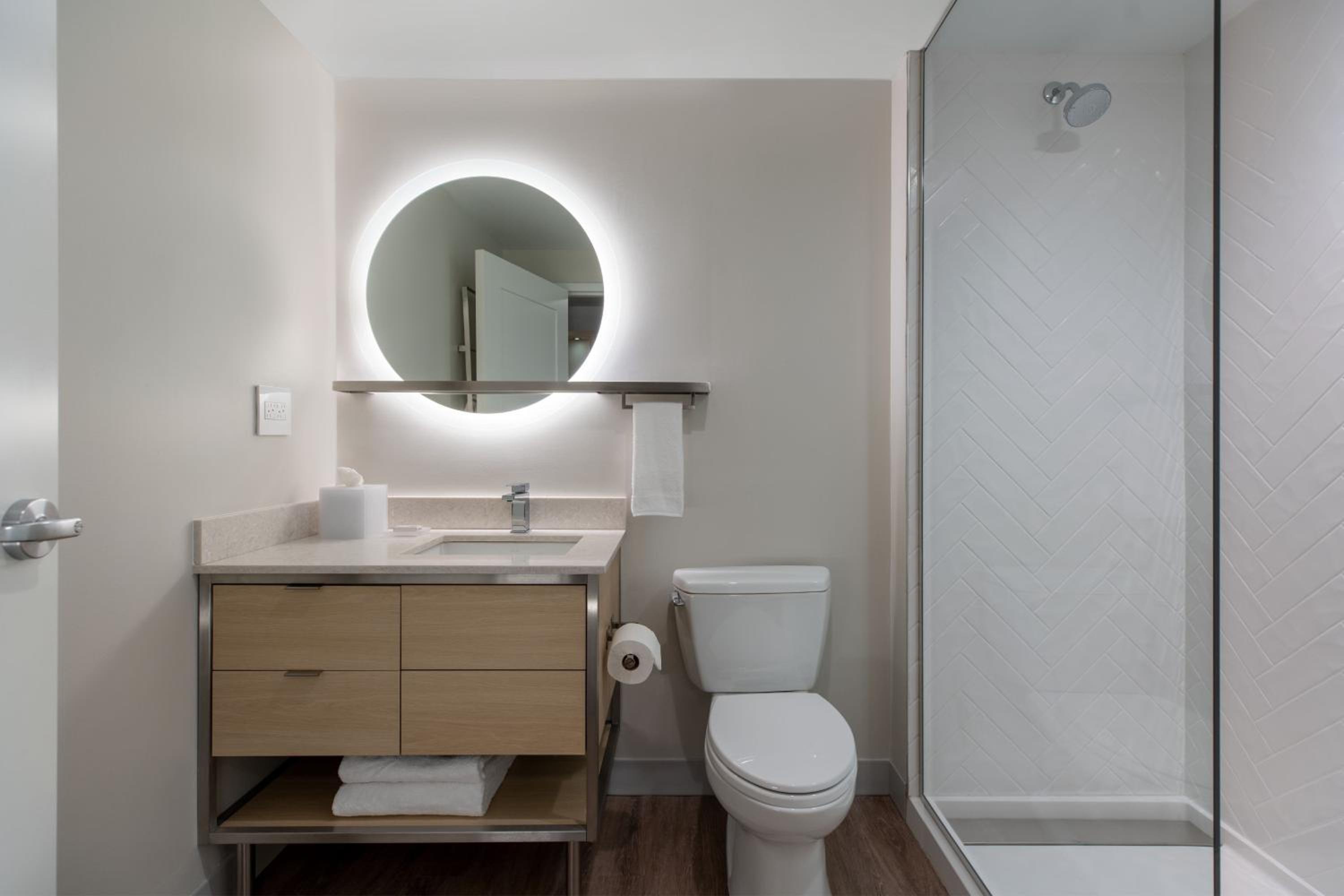 One-Bedroom Queen Suite - Photo 4