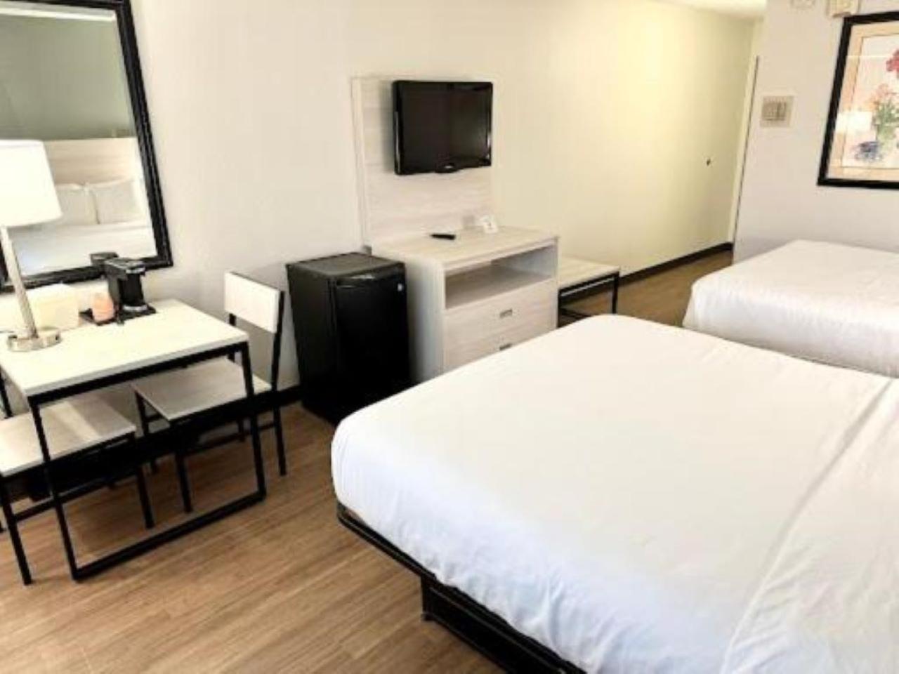 Queen Room with two Queen Beds -Non Smoking - Photo 1