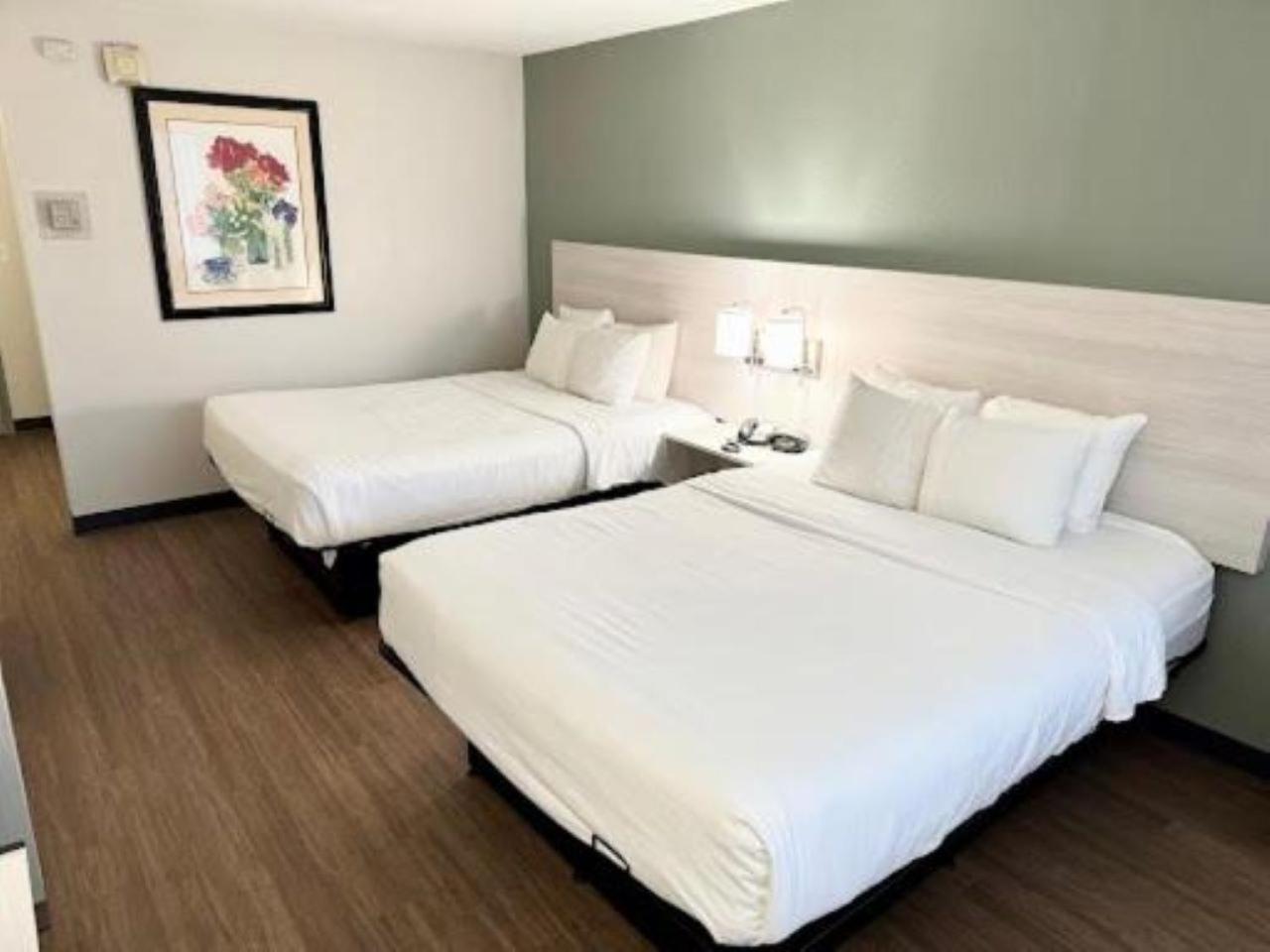 Queen Room with two Queen Beds -Non Smoking - Photo 2