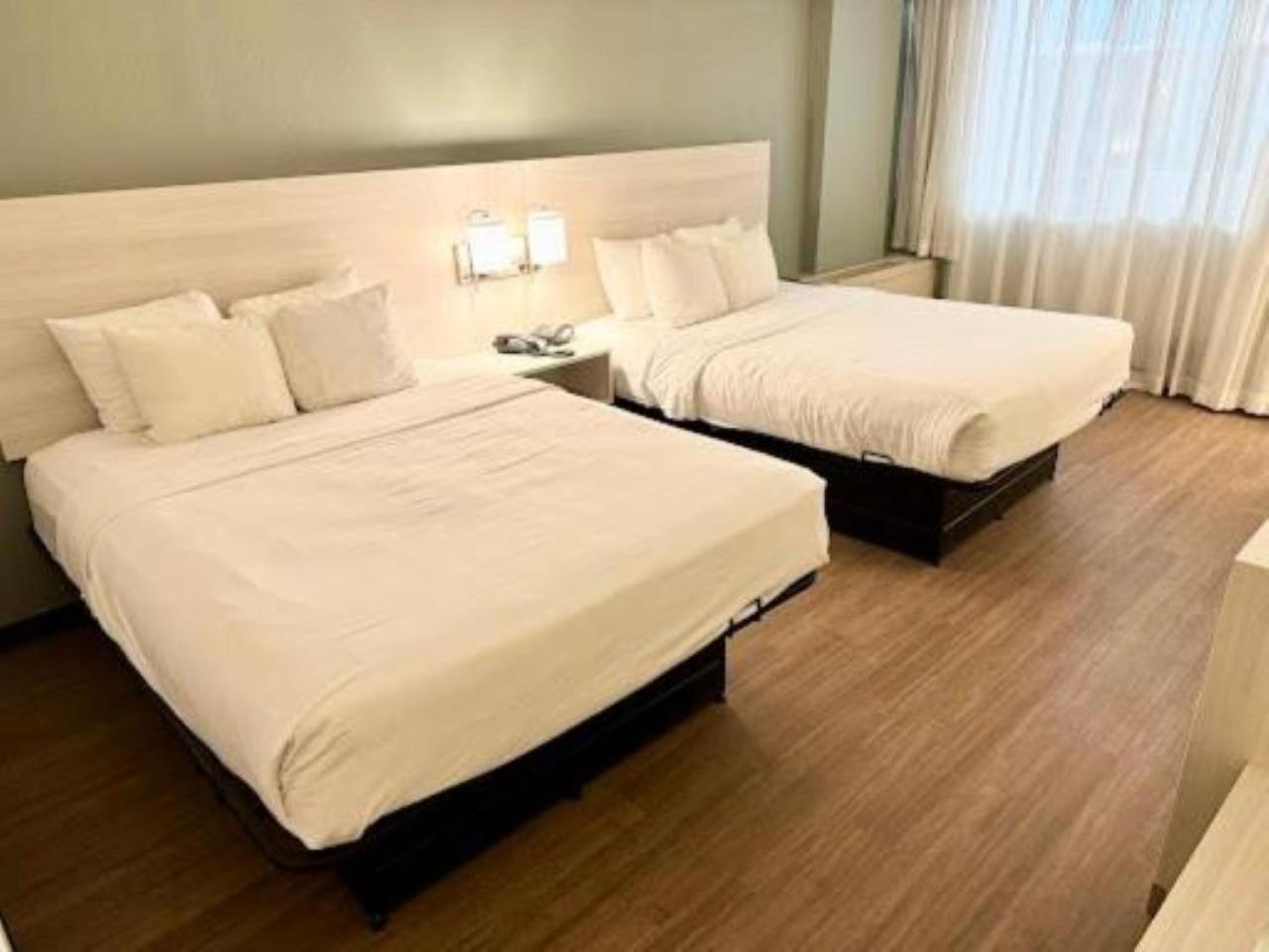 Queen Room with two Queen Beds -Non Smoking - Photo 7