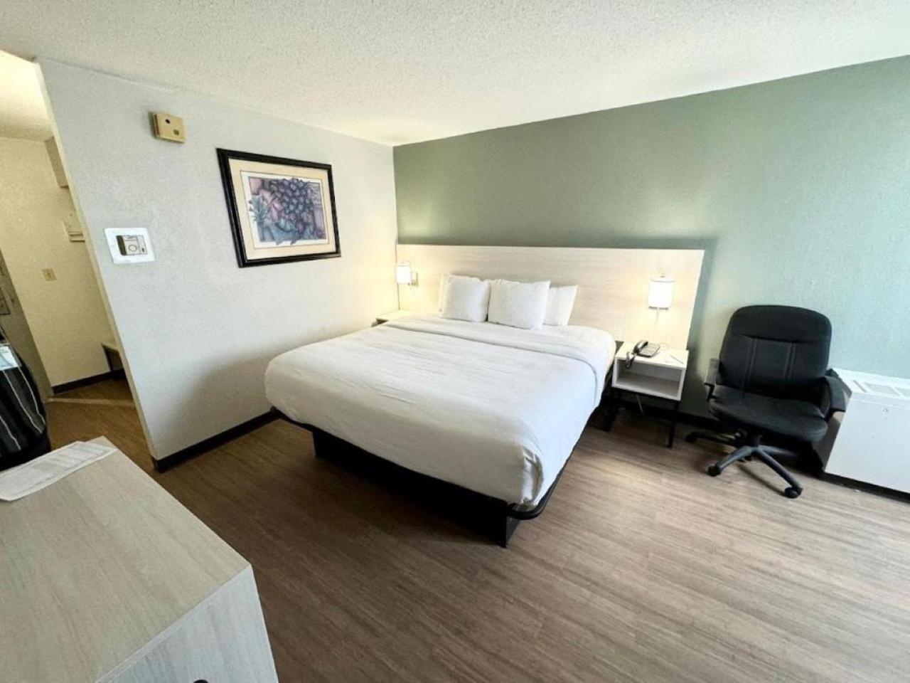 King Room - Non-Smoking - Photo 4