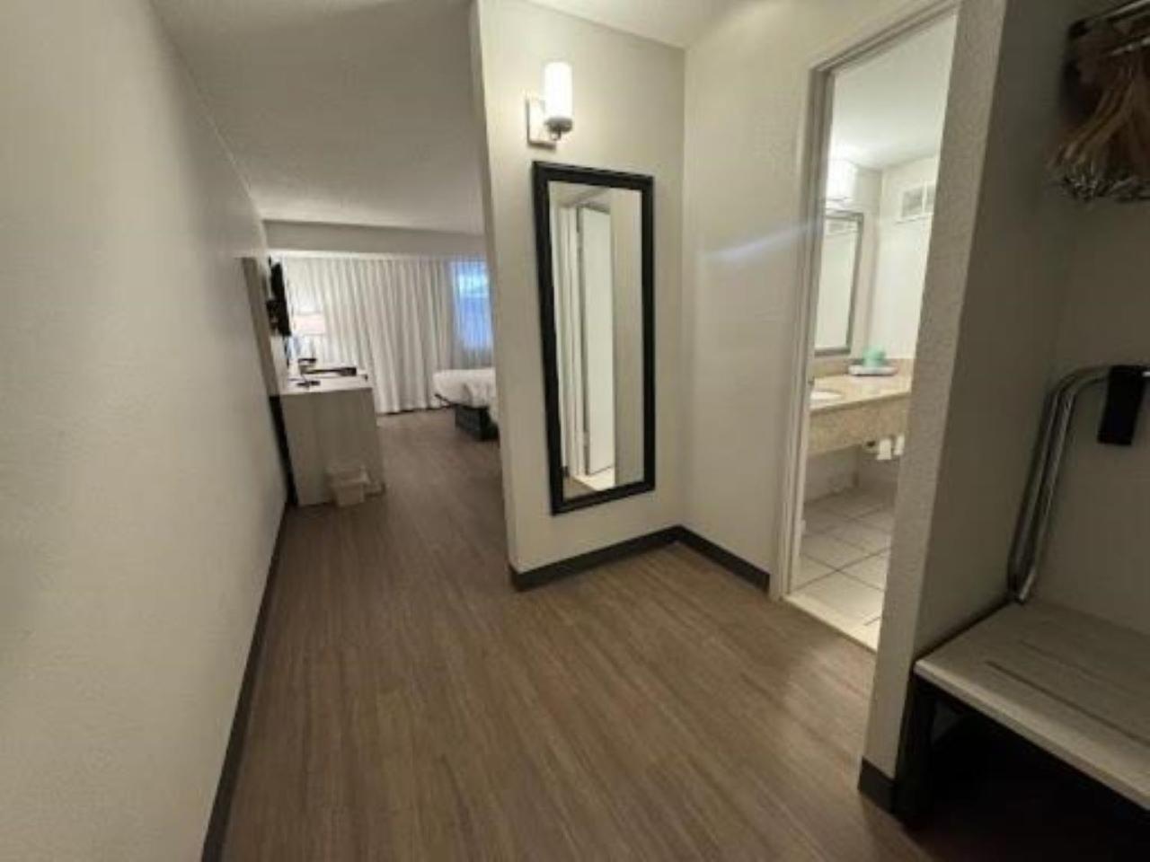 King Room - Non-Smoking - Photo 6