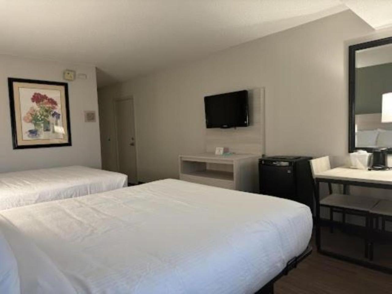 Queen Room with two Queen Beds -Non Smoking - Photo 4