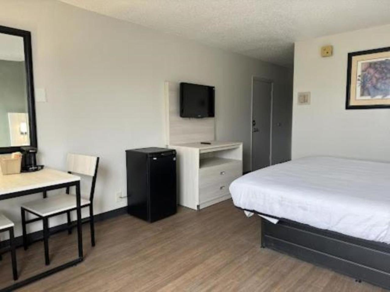 King Room - Non-Smoking - Photo 7