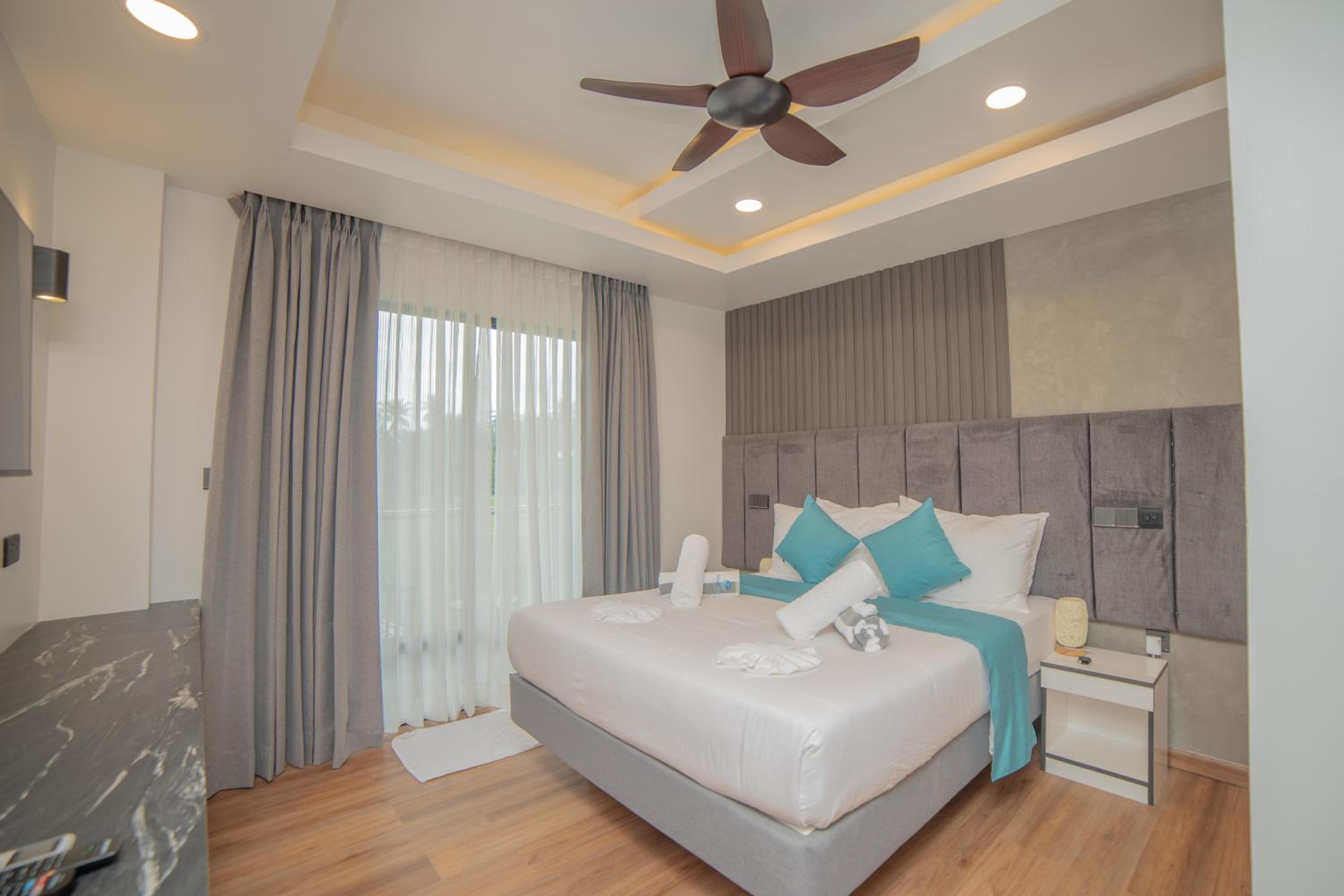 Deluxe Double Room with Balcony photo 3