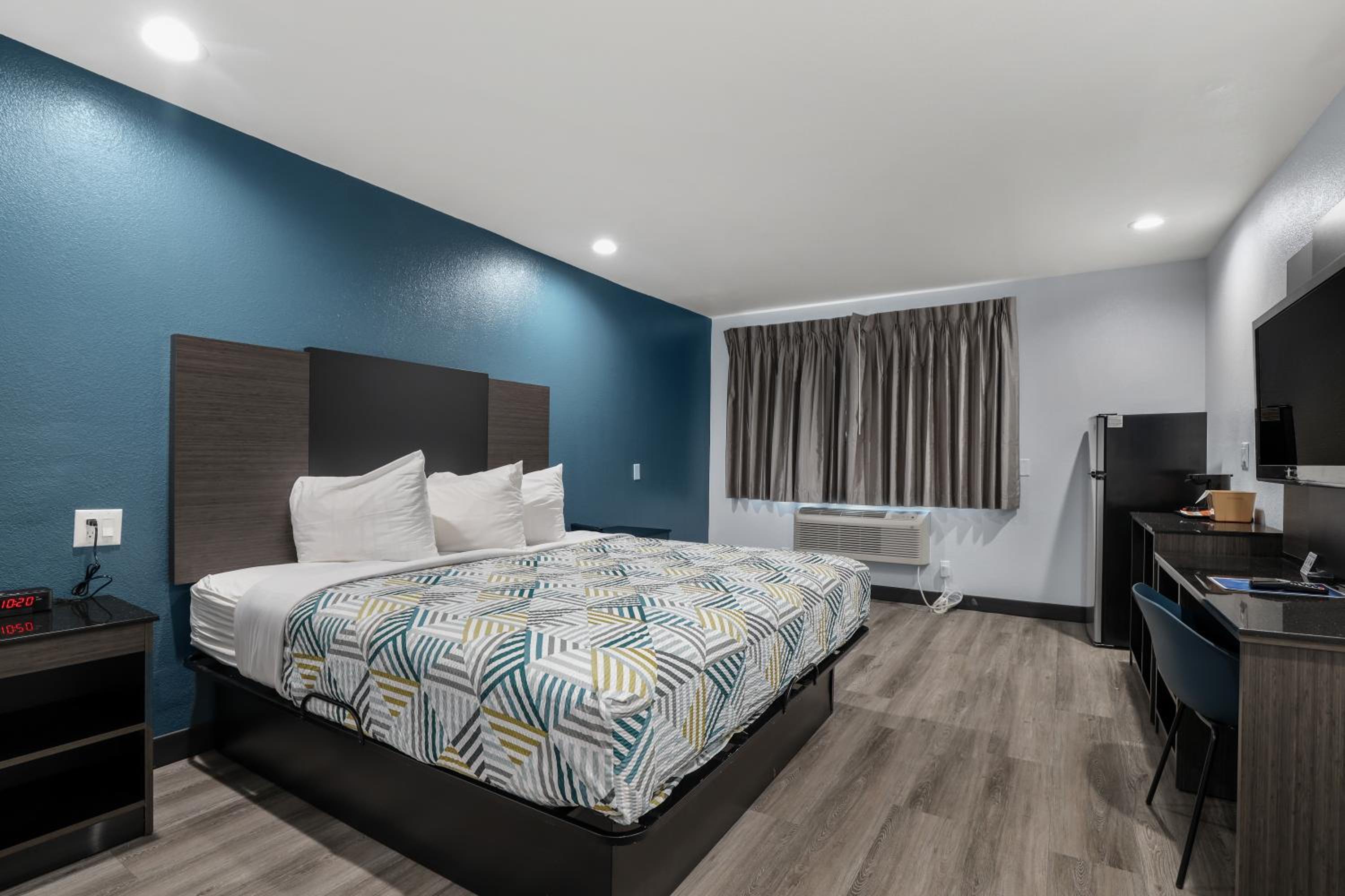 King Room with Roll-in Shower - Disability Access - Non-Smoking - Photo 1