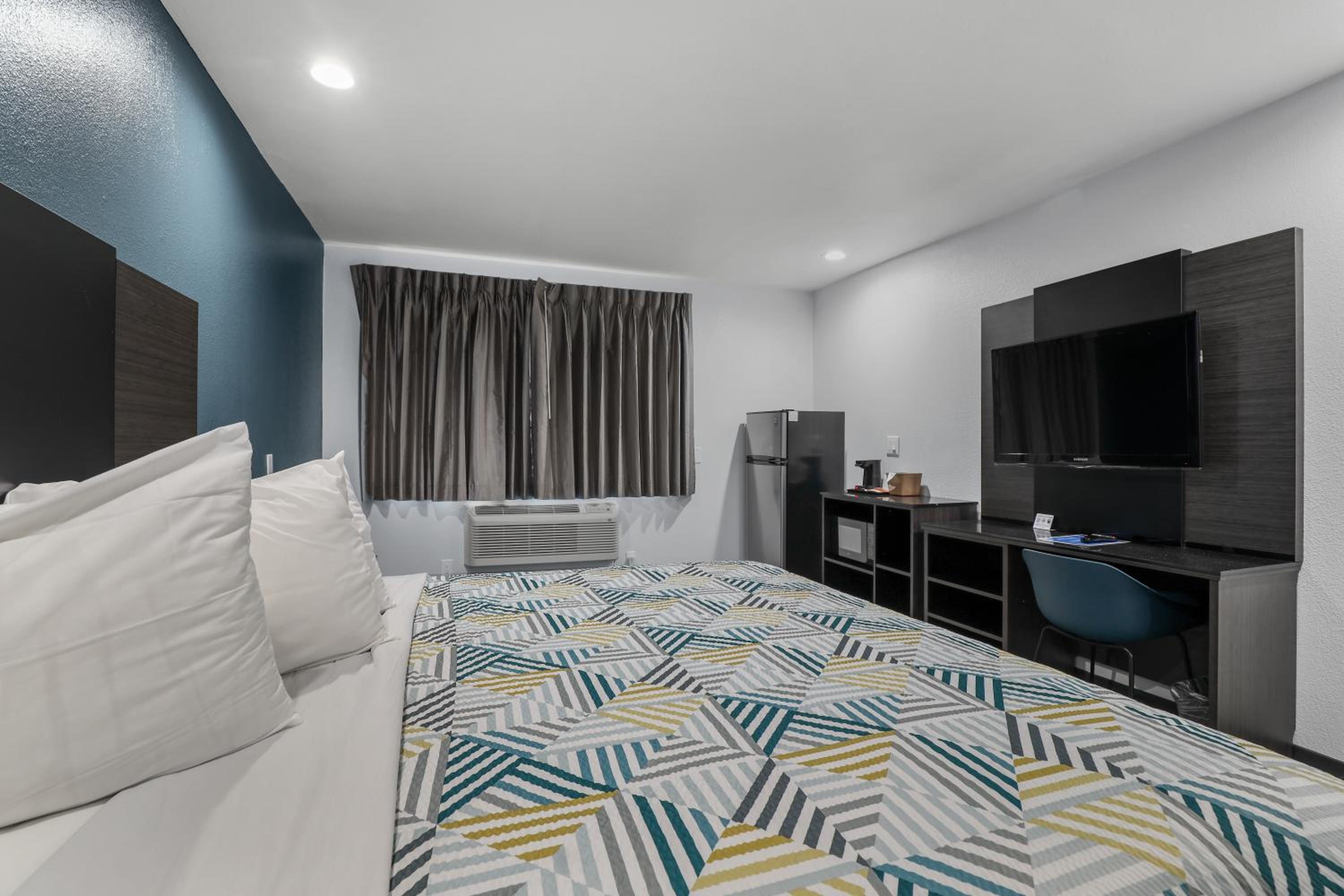 King Room - Disability Access - Non-Smoking - Photo 3