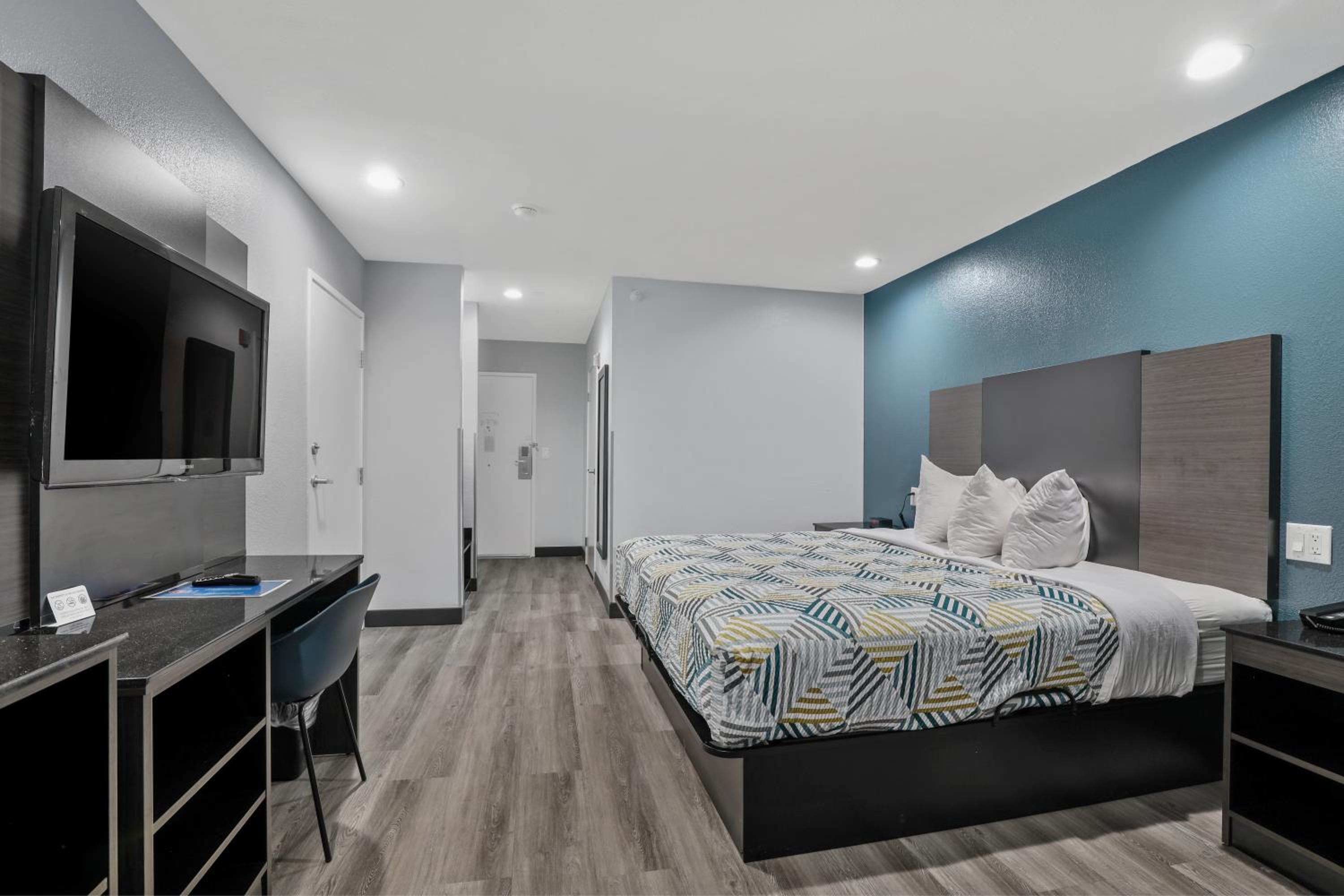 King Room with Roll-in Shower - Disability Access - Non-Smoking - Photo 2