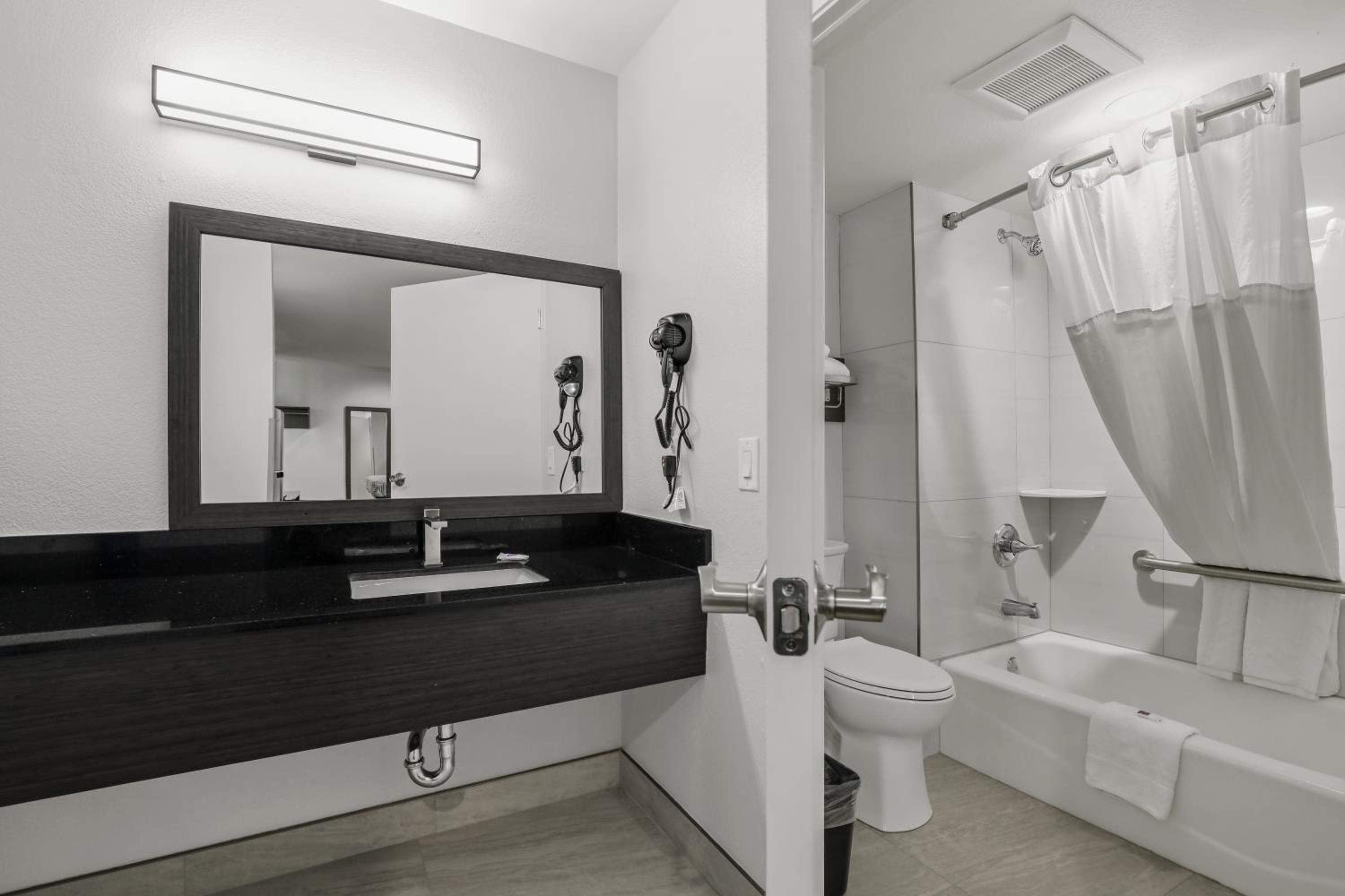 King Room - Non-Smoking - Photo 4