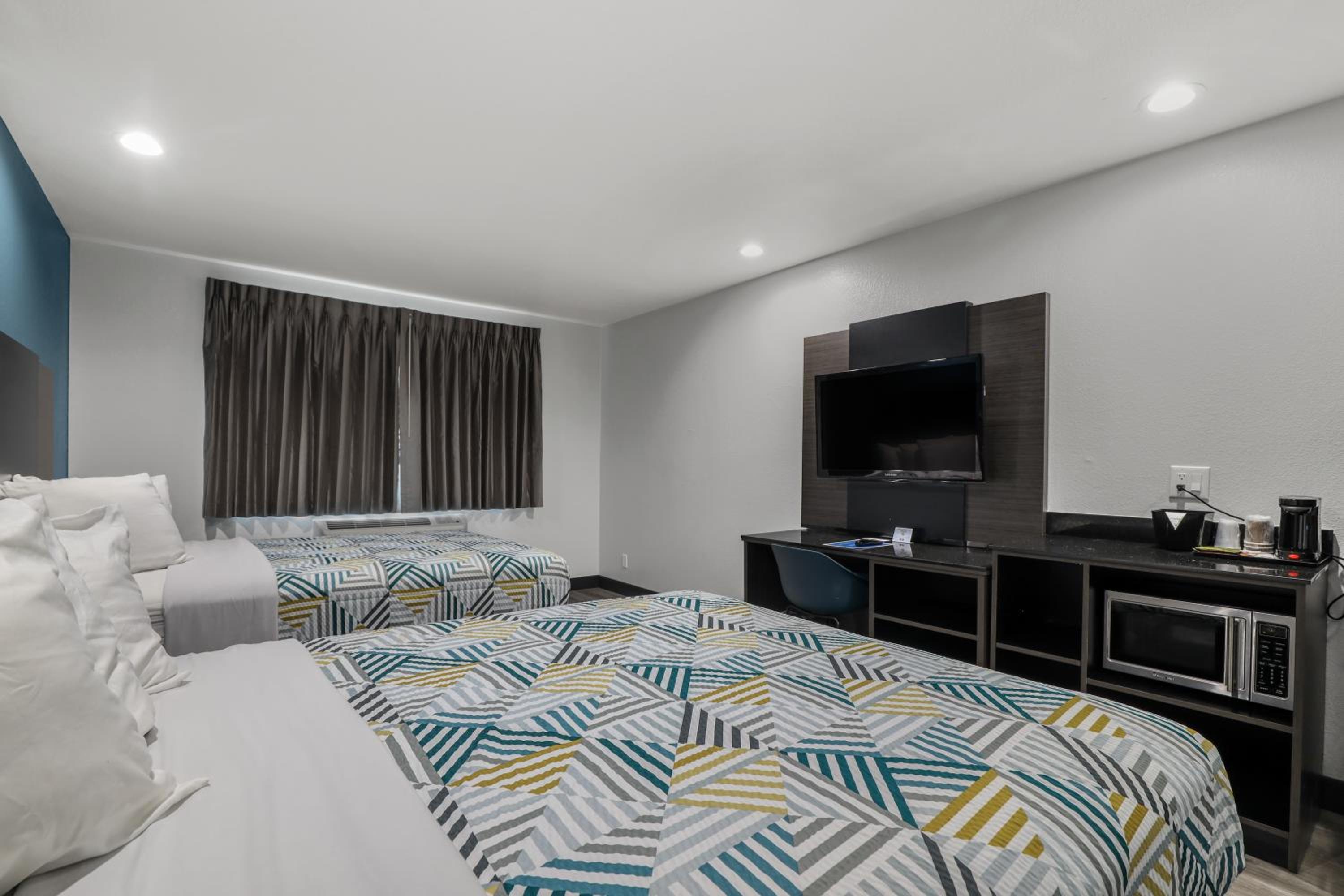 Queen Room with Two Queen Beds - Non-Smoking - Photo 3
