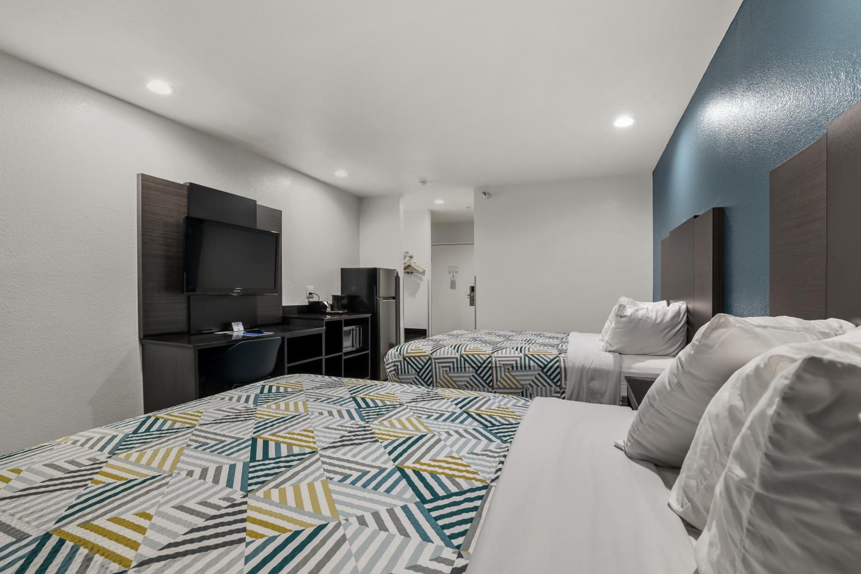 Queen Room with Two Queen Beds - Non-Smoking - Photo 1