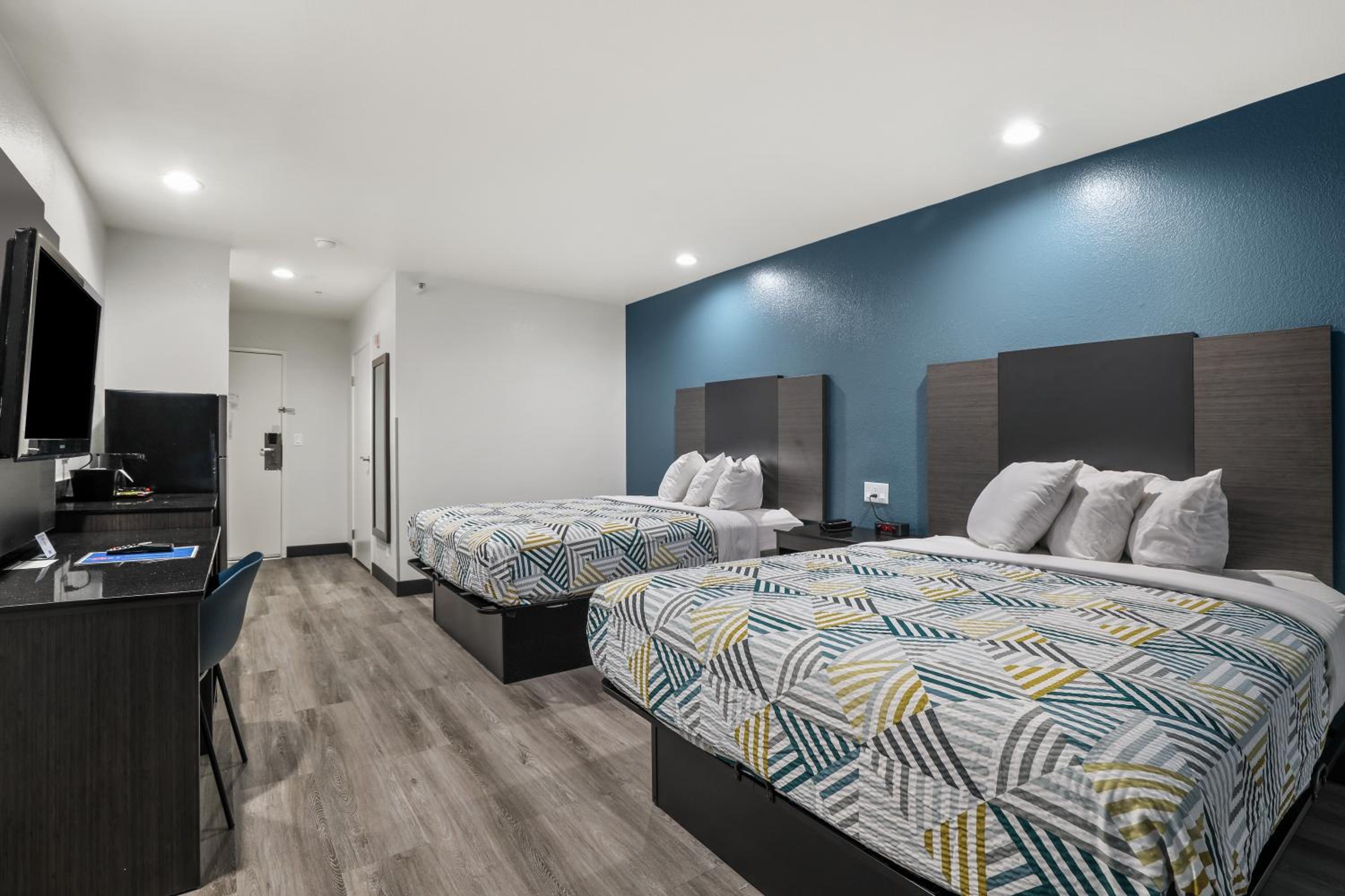 Queen Room with Two Queen Beds - Non-Smoking - Photo 2