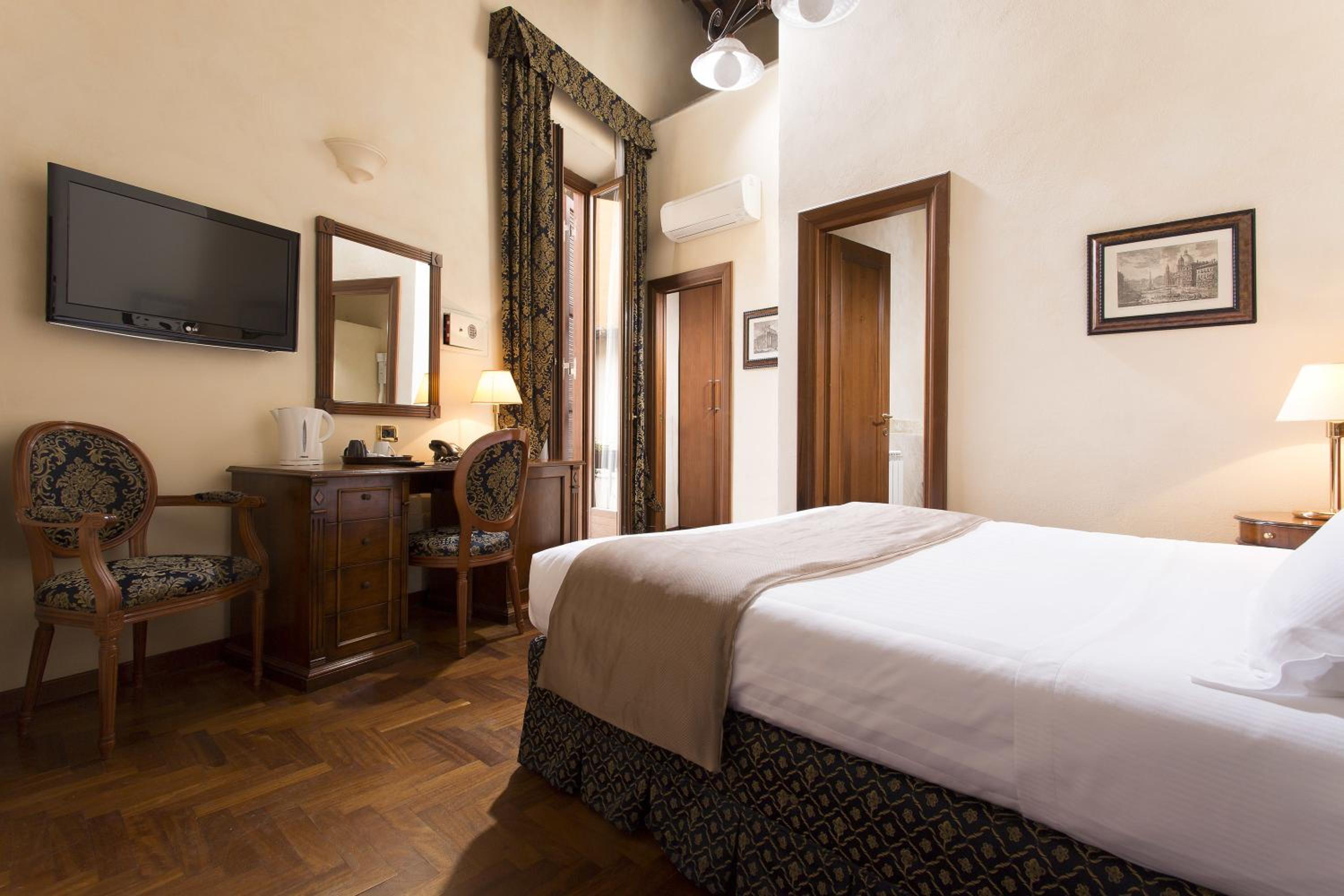 Deluxe Double Room with Balcony photo 3